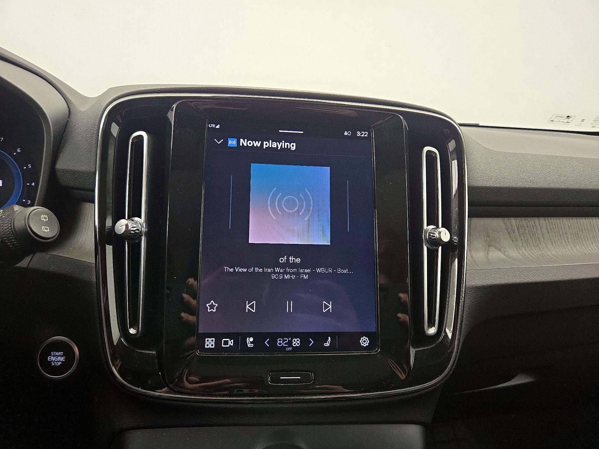 Thumbnail: 2023 Volvo XC40 - 16