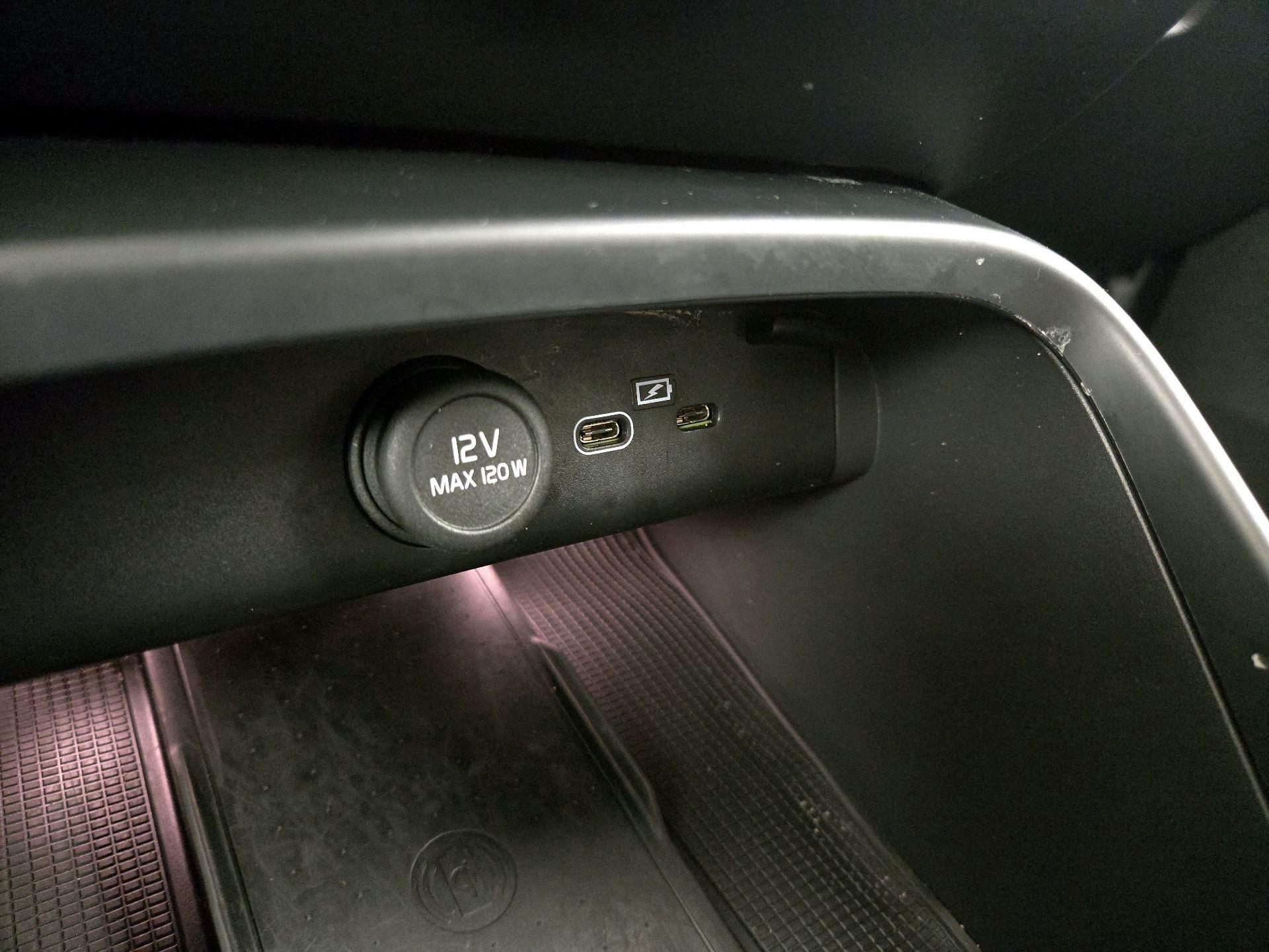 Thumbnail: 2023 Volvo XC40 - 19