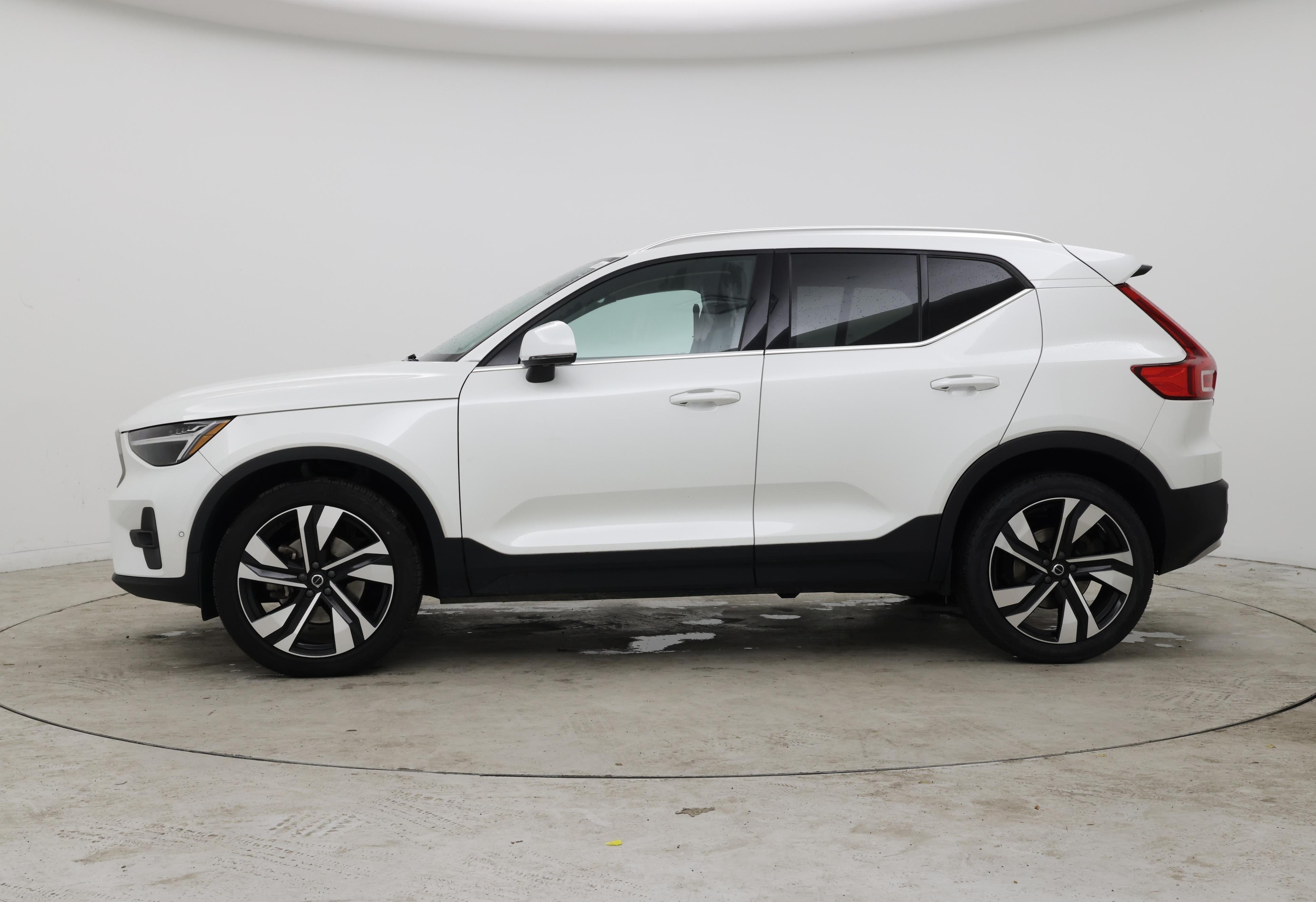 Thumbnail: 2023 Volvo XC40 - 3