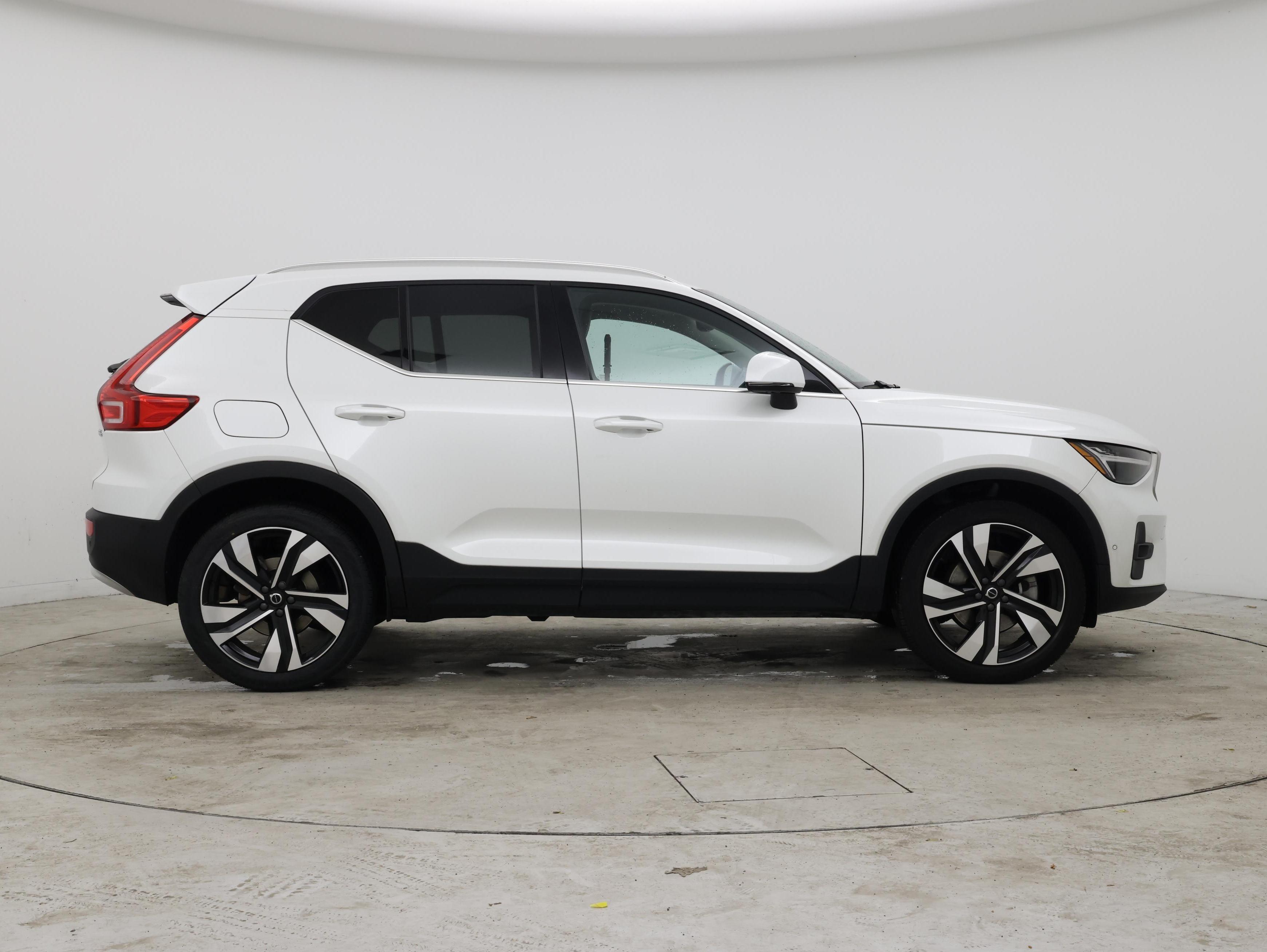 Thumbnail: 2023 Volvo XC40 - 7
