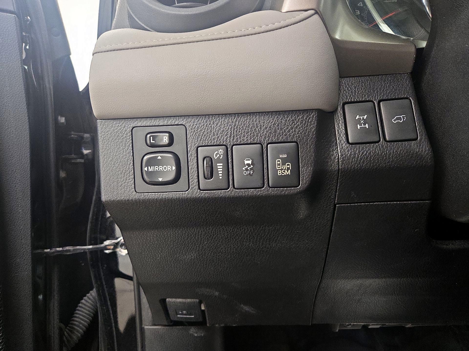 Thumbnail: 2015 Toyota RAV4 - 13