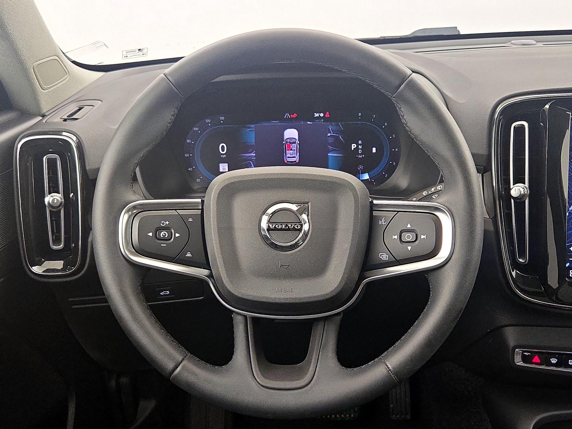 Thumbnail: 2023 Volvo XC40 - 10