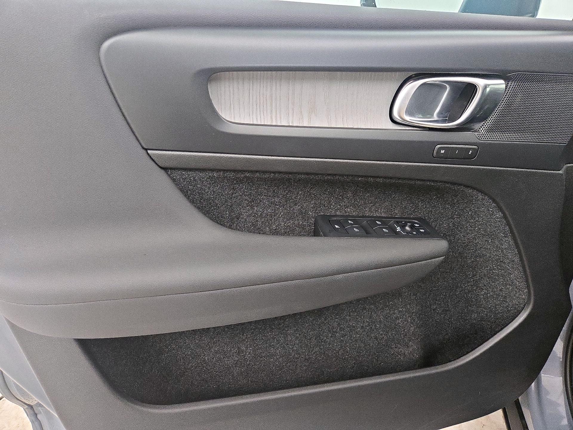 Thumbnail: 2023 Volvo XC40 - 12