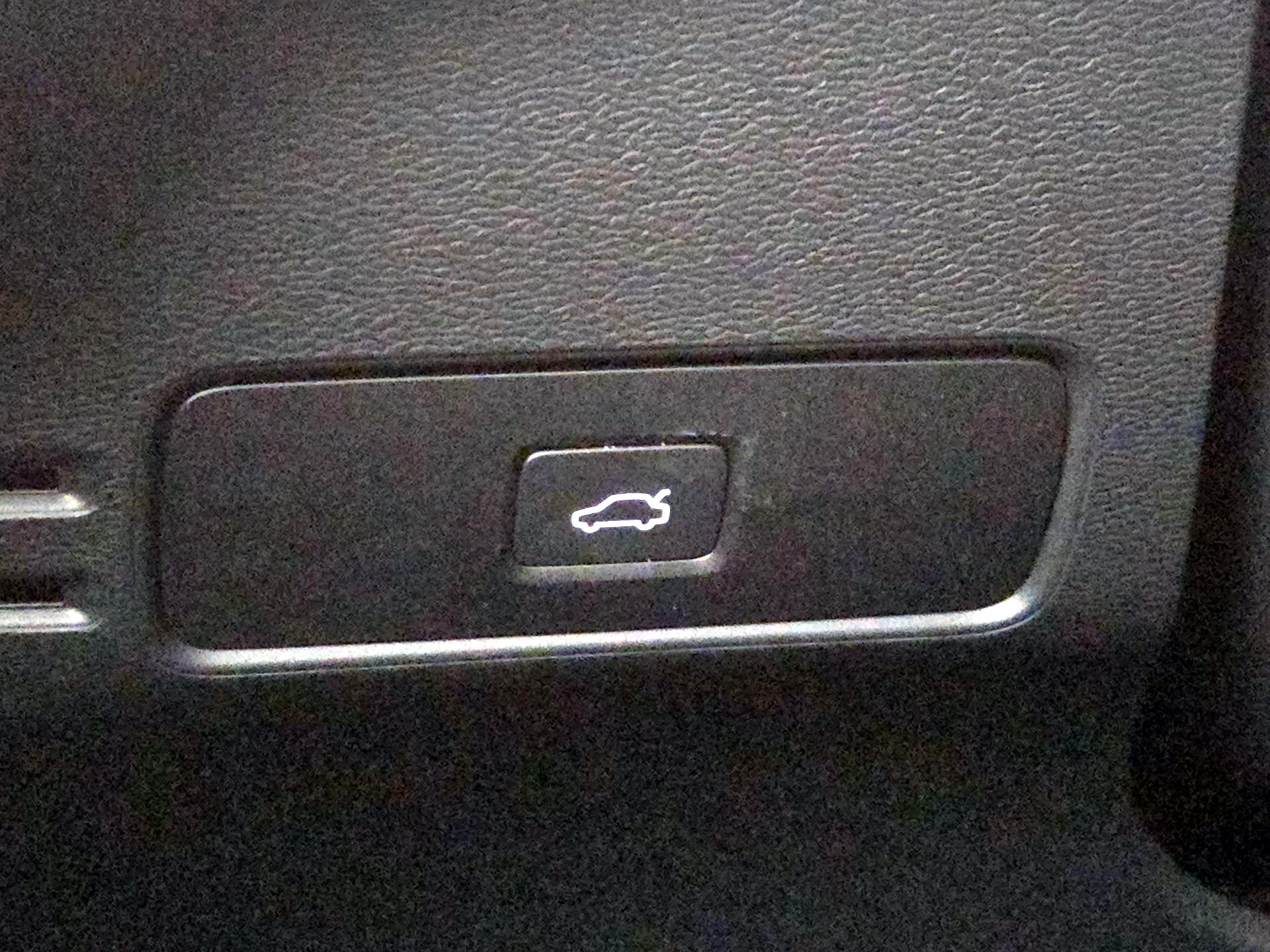 Thumbnail: 2023 Volvo XC40 - 13