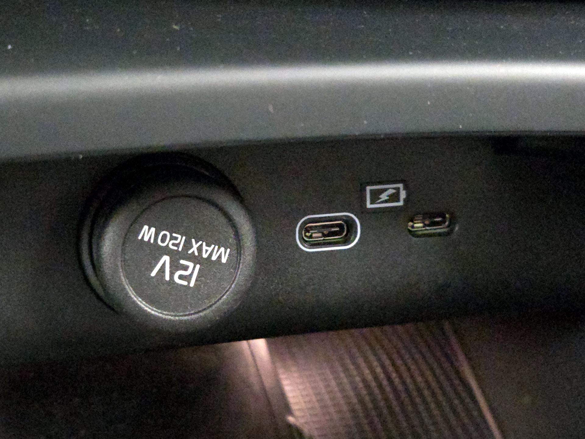 Thumbnail: 2023 Volvo XC40 - 19