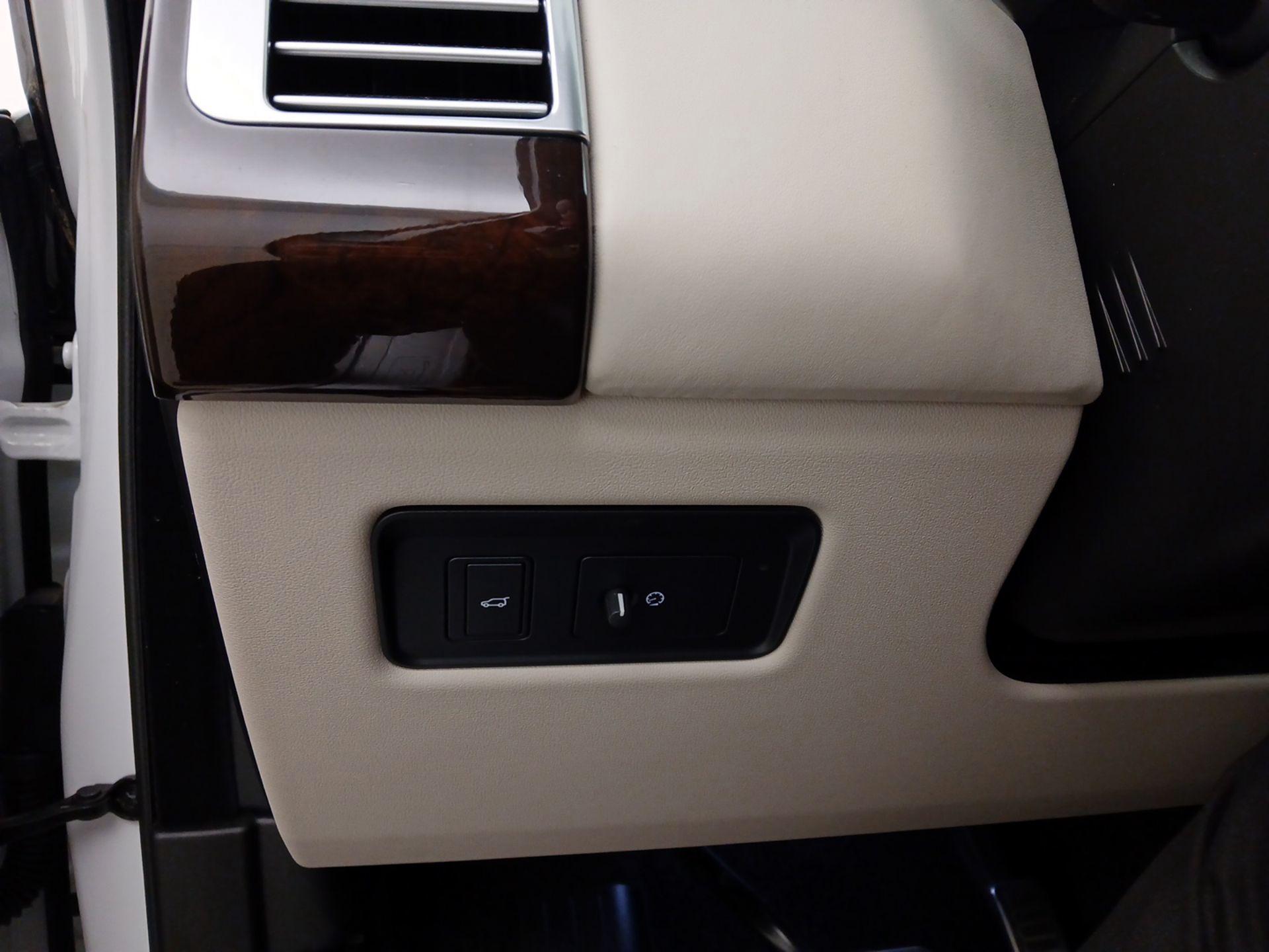 Thumbnail: 2021 Land Rover Range Rover - 13