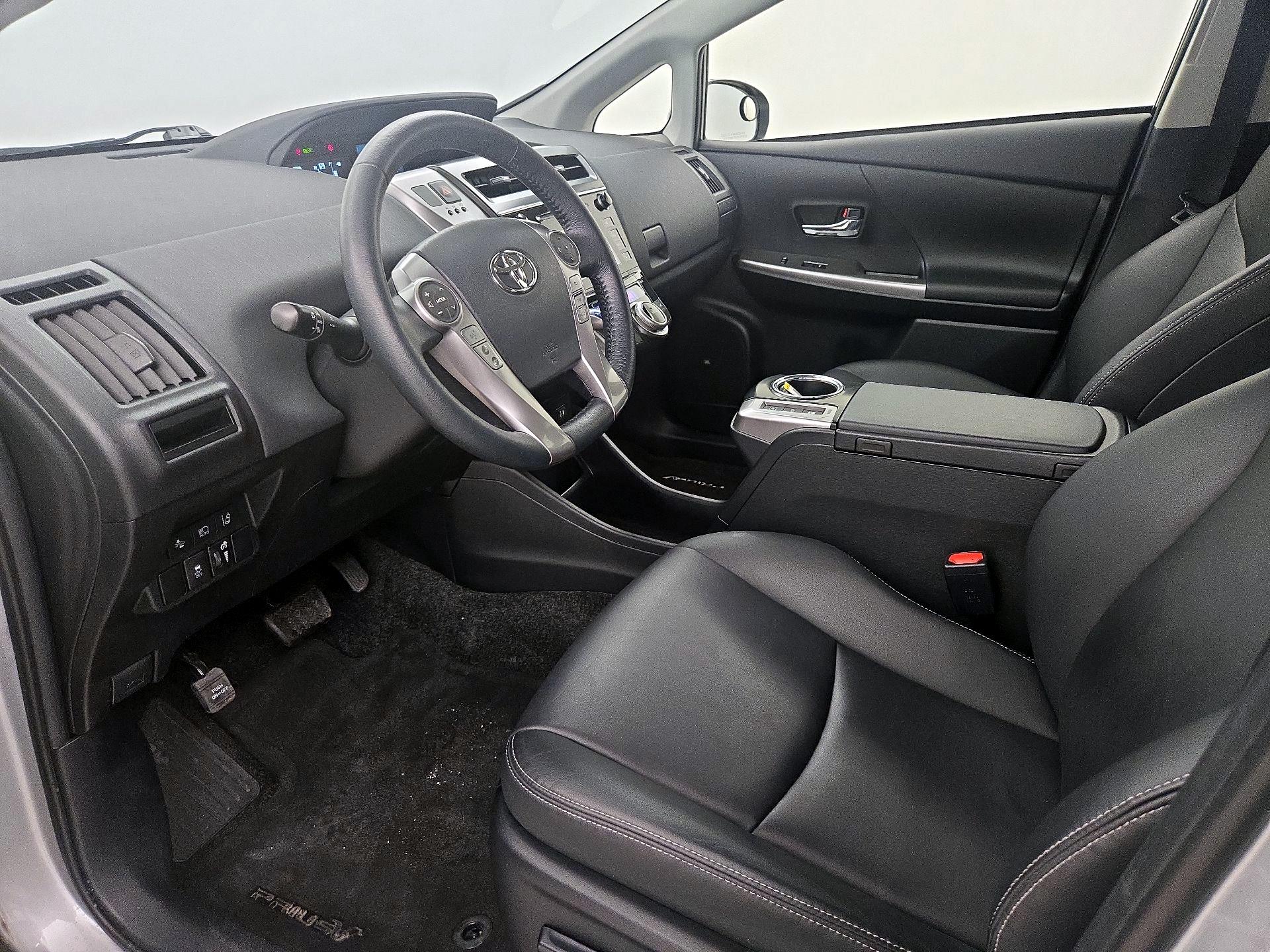 Thumbnail: 2017 Toyota Prius v - 11