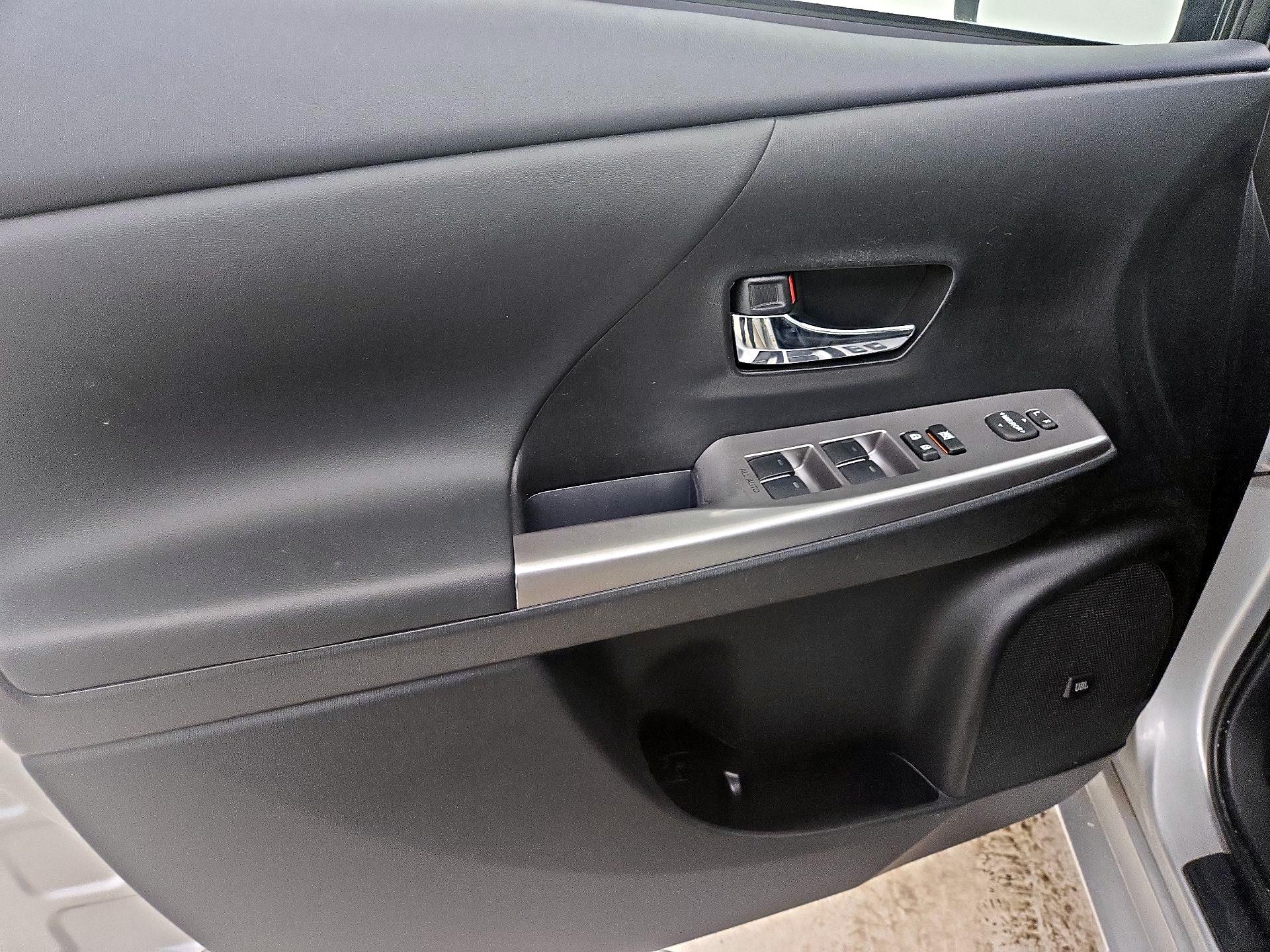 Thumbnail: 2017 Toyota Prius v - 12