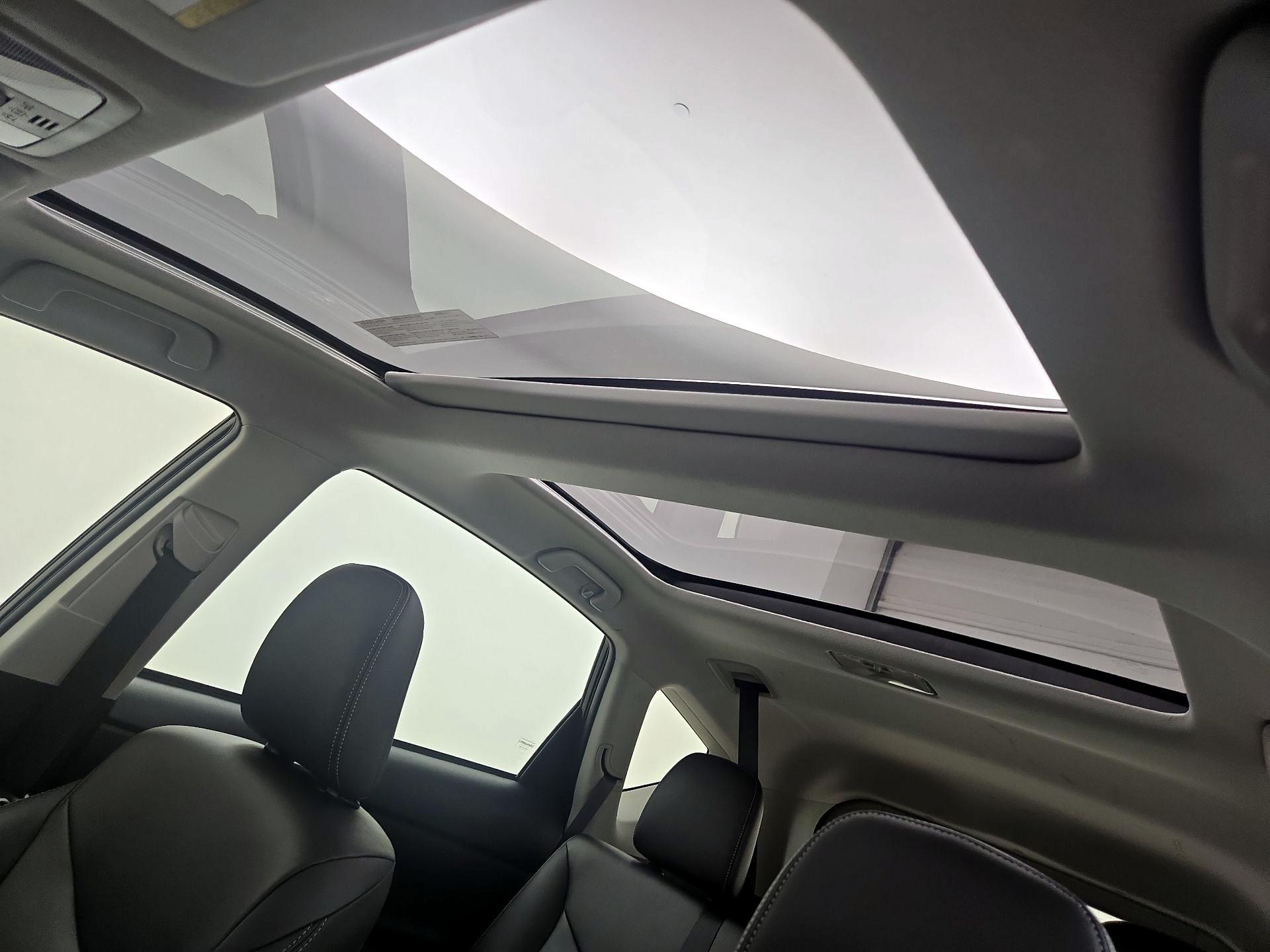 Thumbnail: 2017 Toyota Prius v - 20