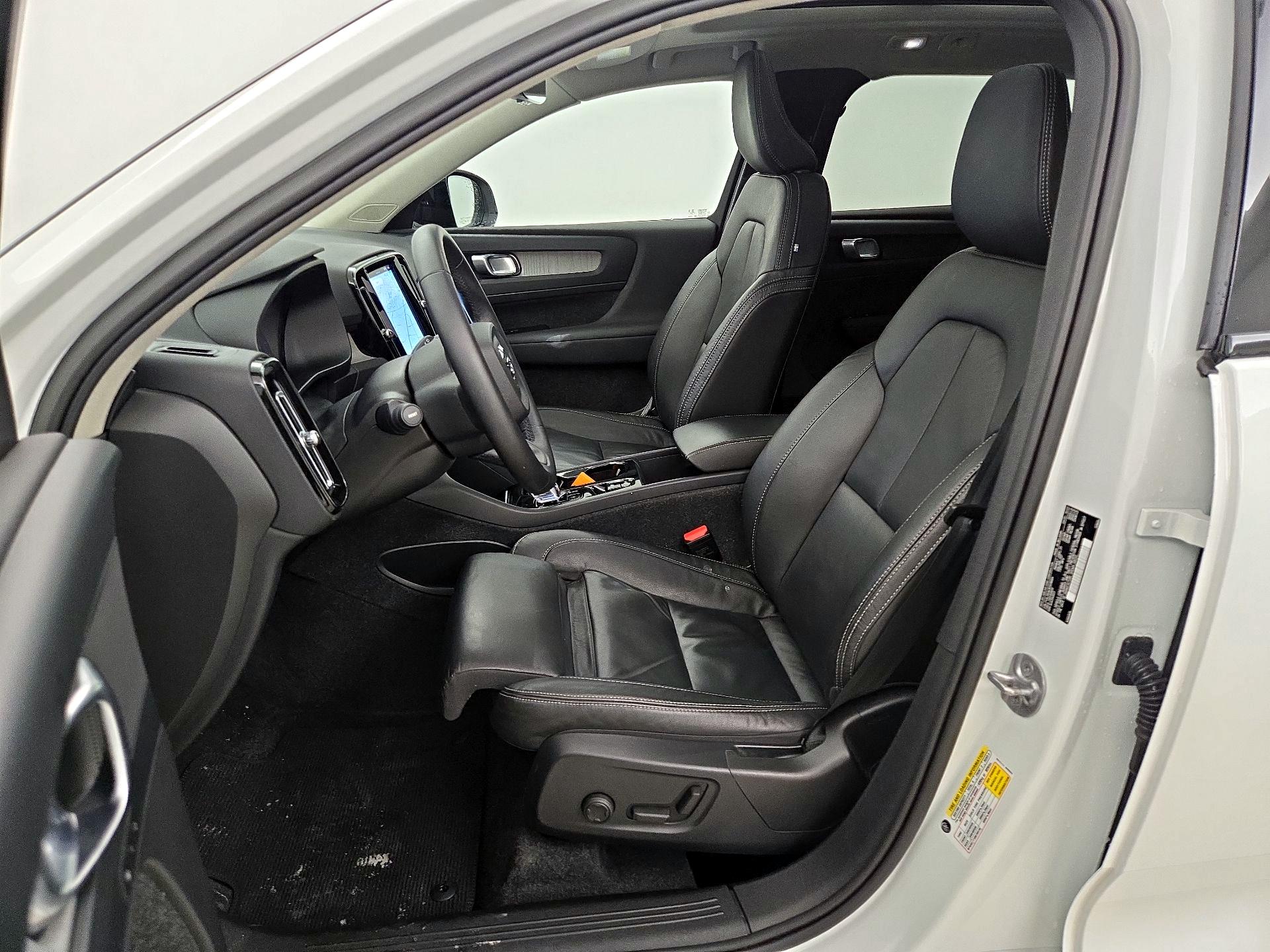 Thumbnail: 2023 Volvo XC40 - 11