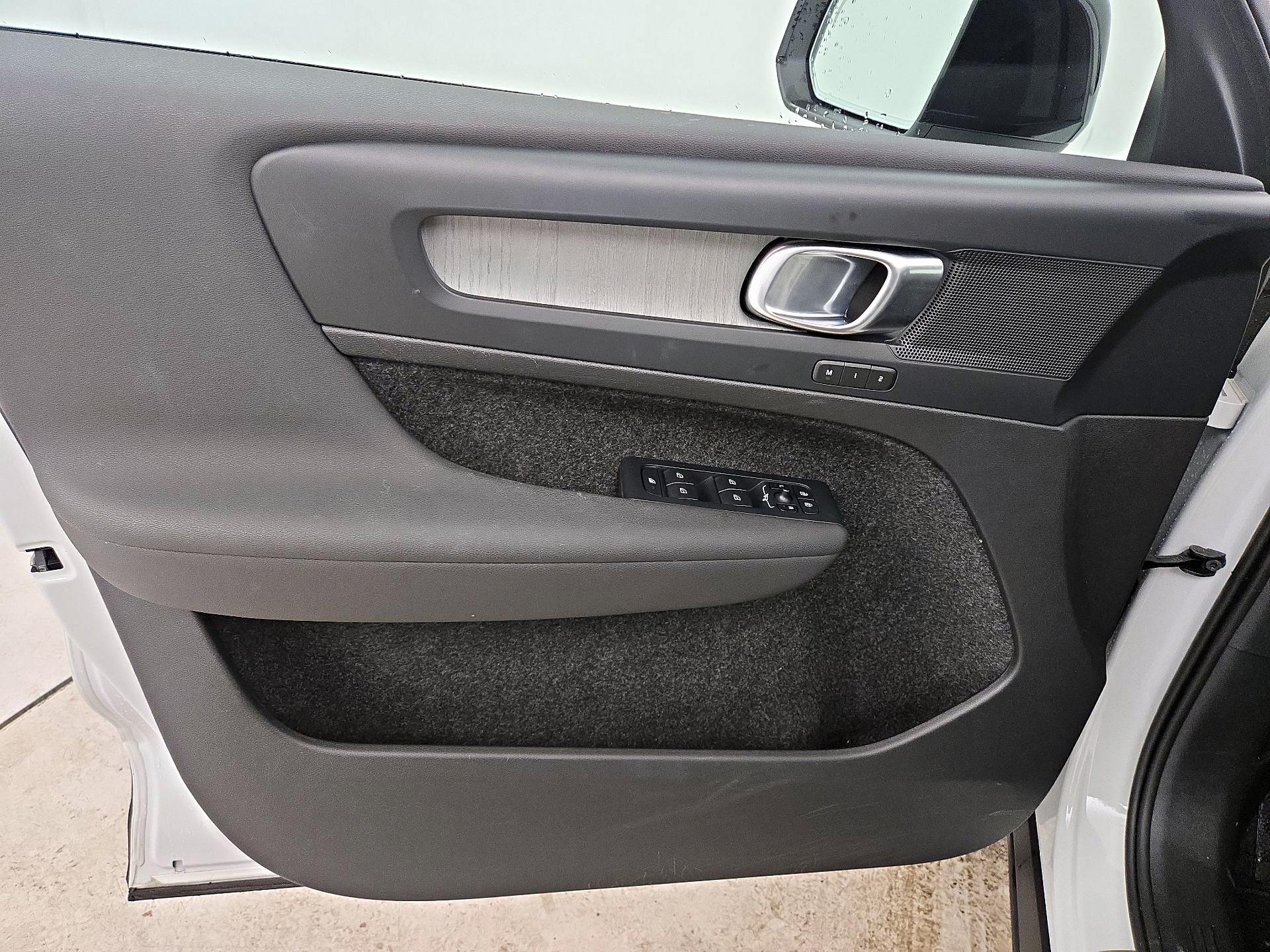 Thumbnail: 2023 Volvo XC40 - 12