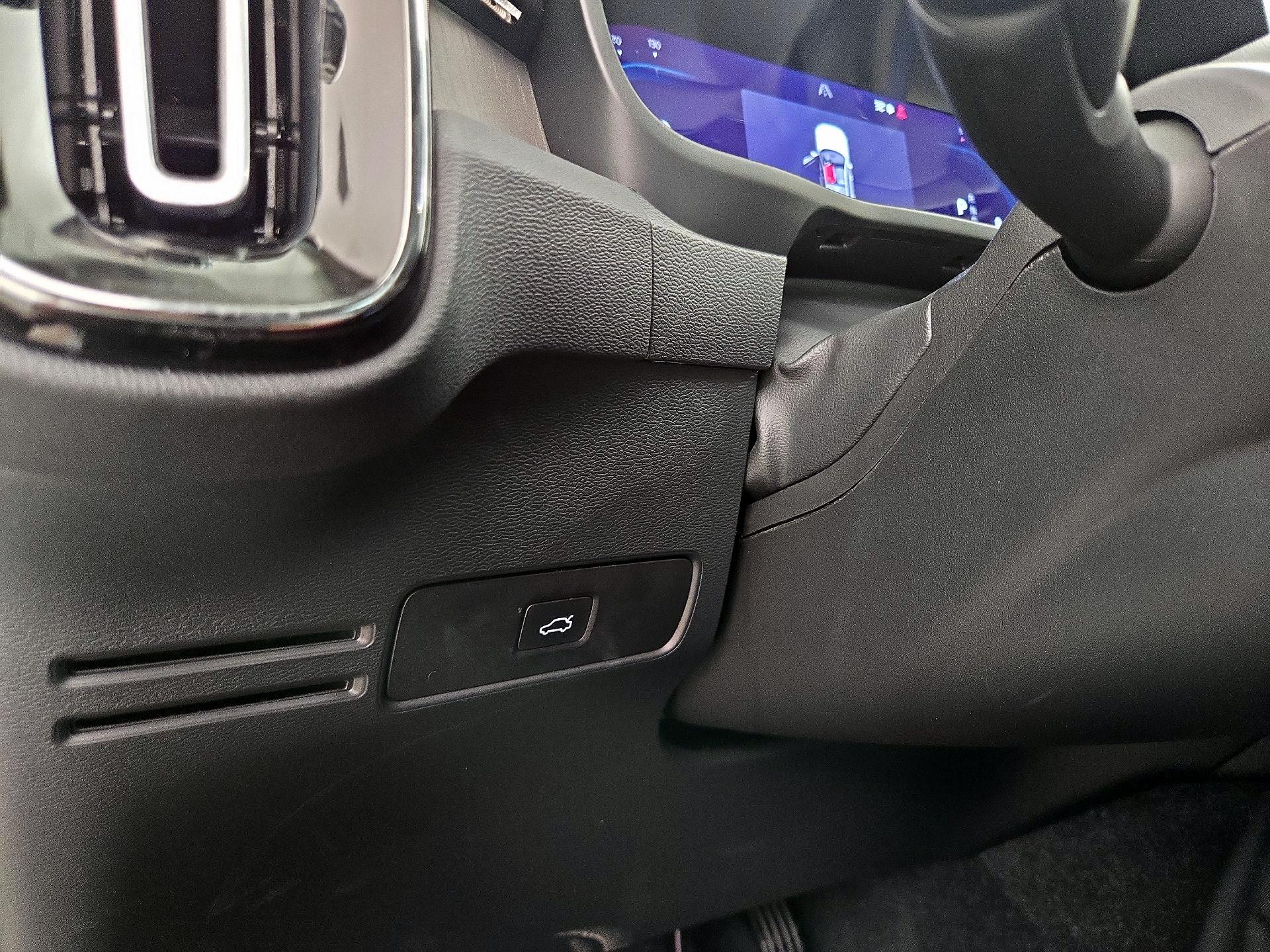 Thumbnail: 2023 Volvo XC40 - 13