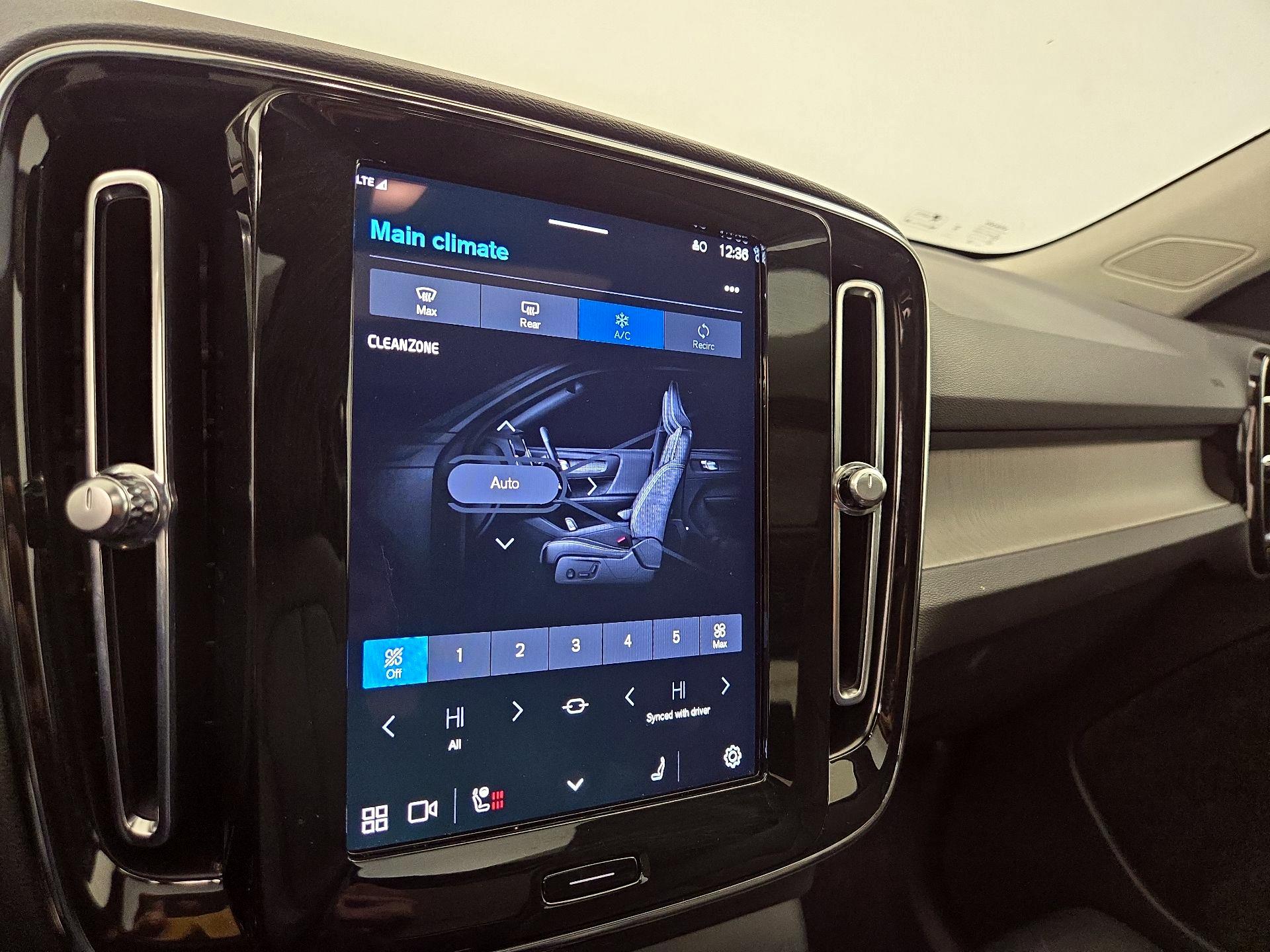 Thumbnail: 2023 Volvo XC40 - 17