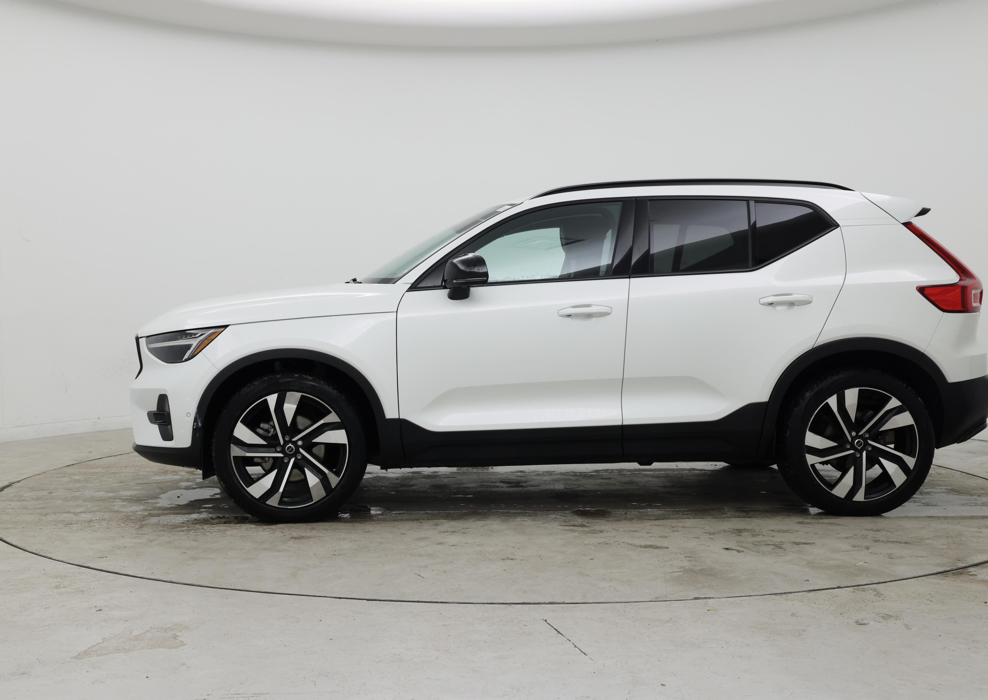 Thumbnail: 2023 Volvo XC40 - 3
