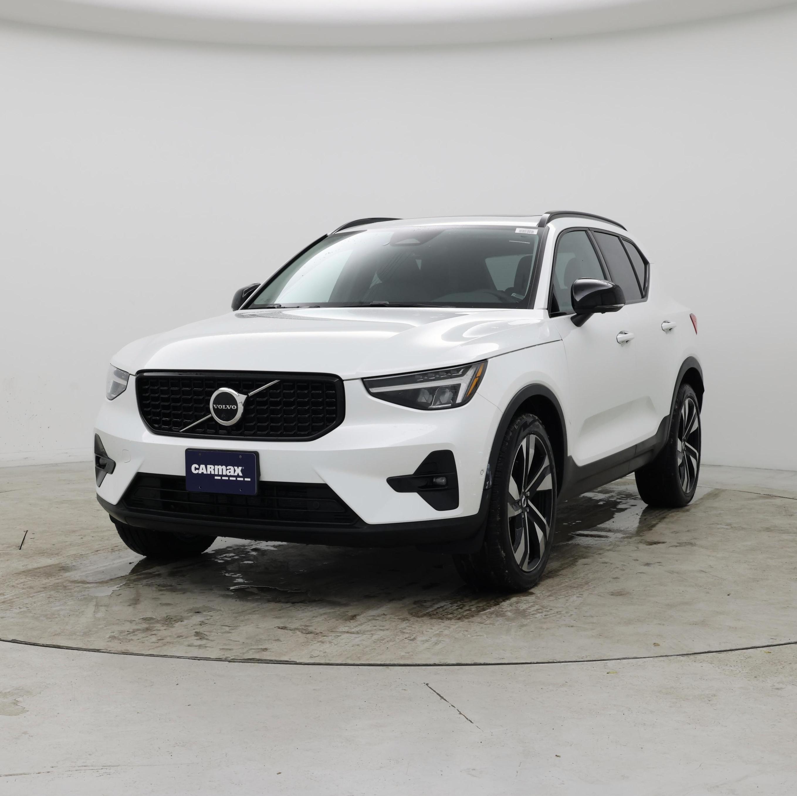 Thumbnail: 2023 Volvo XC40 - 4