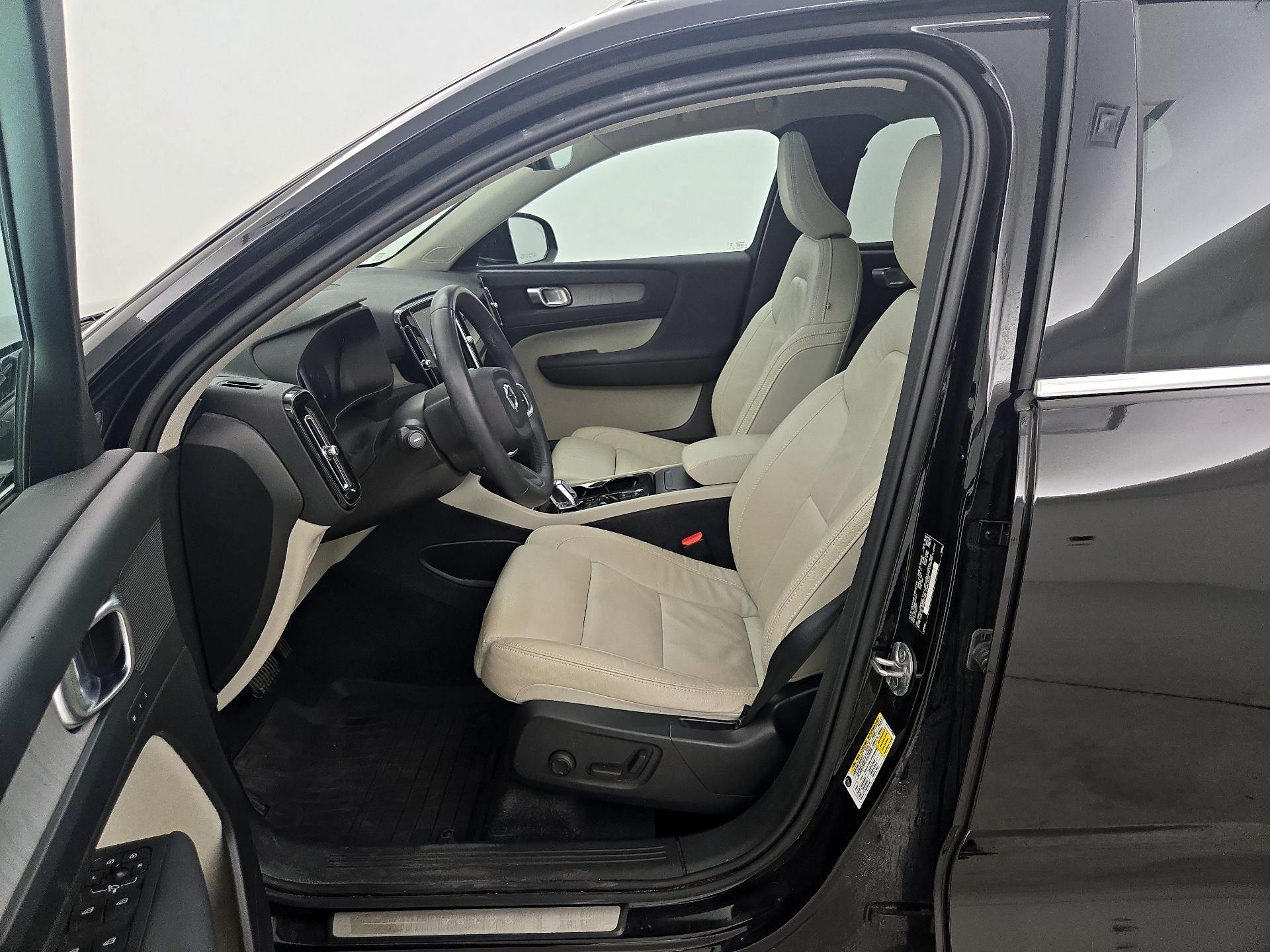 Thumbnail: 2023 Volvo XC40 - 11