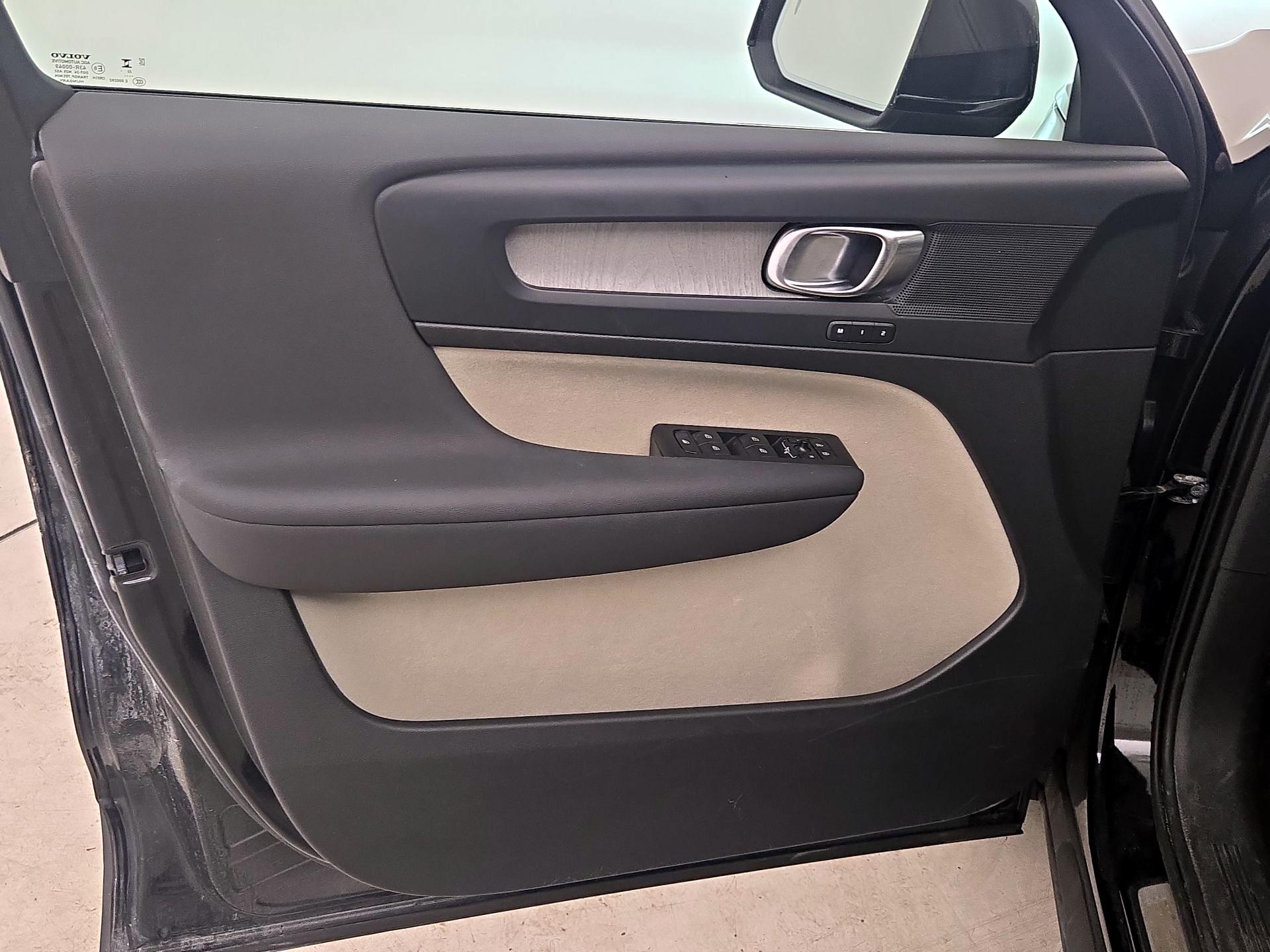 Thumbnail: 2023 Volvo XC40 - 12