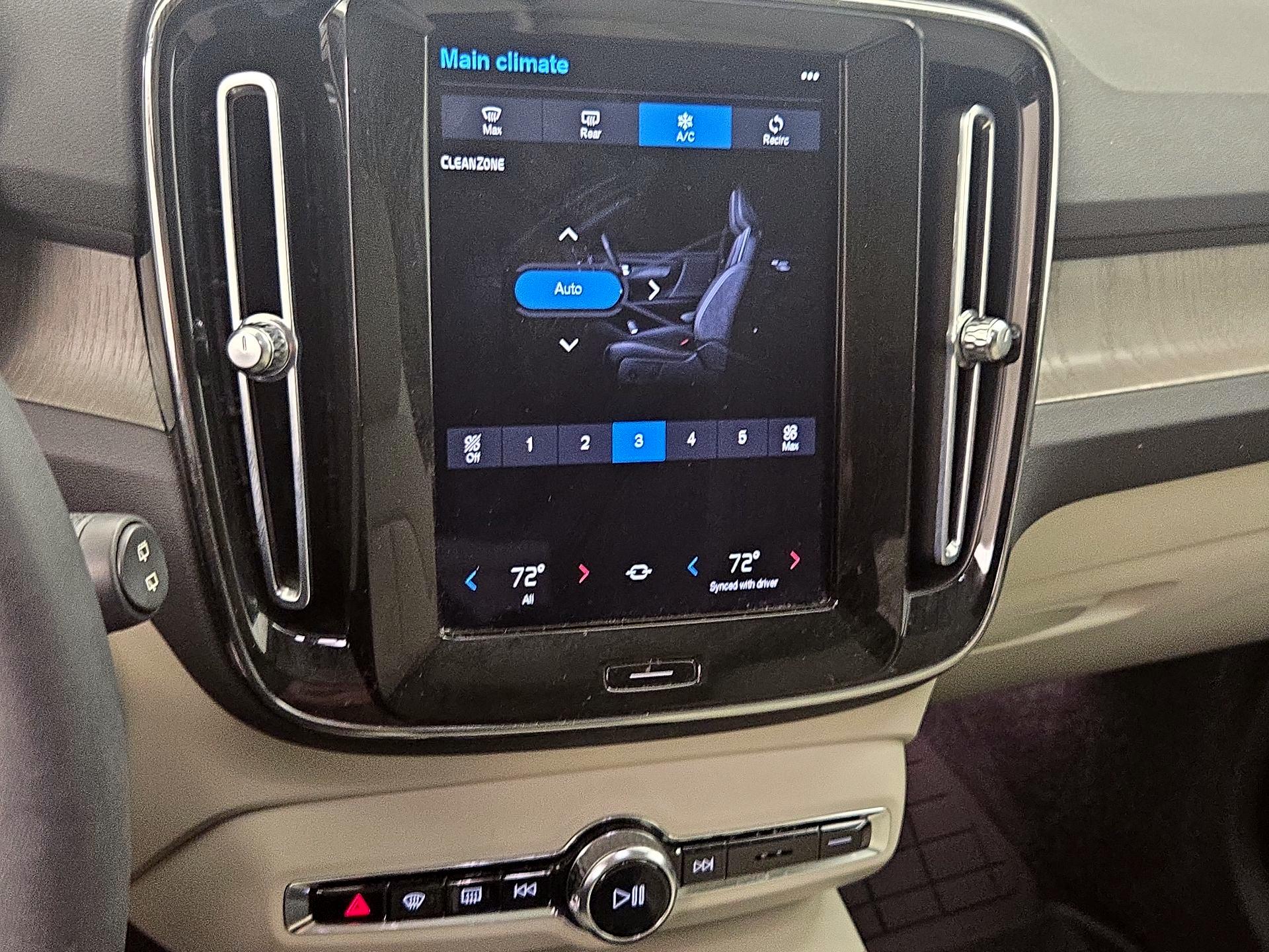 Thumbnail: 2023 Volvo XC40 - 15