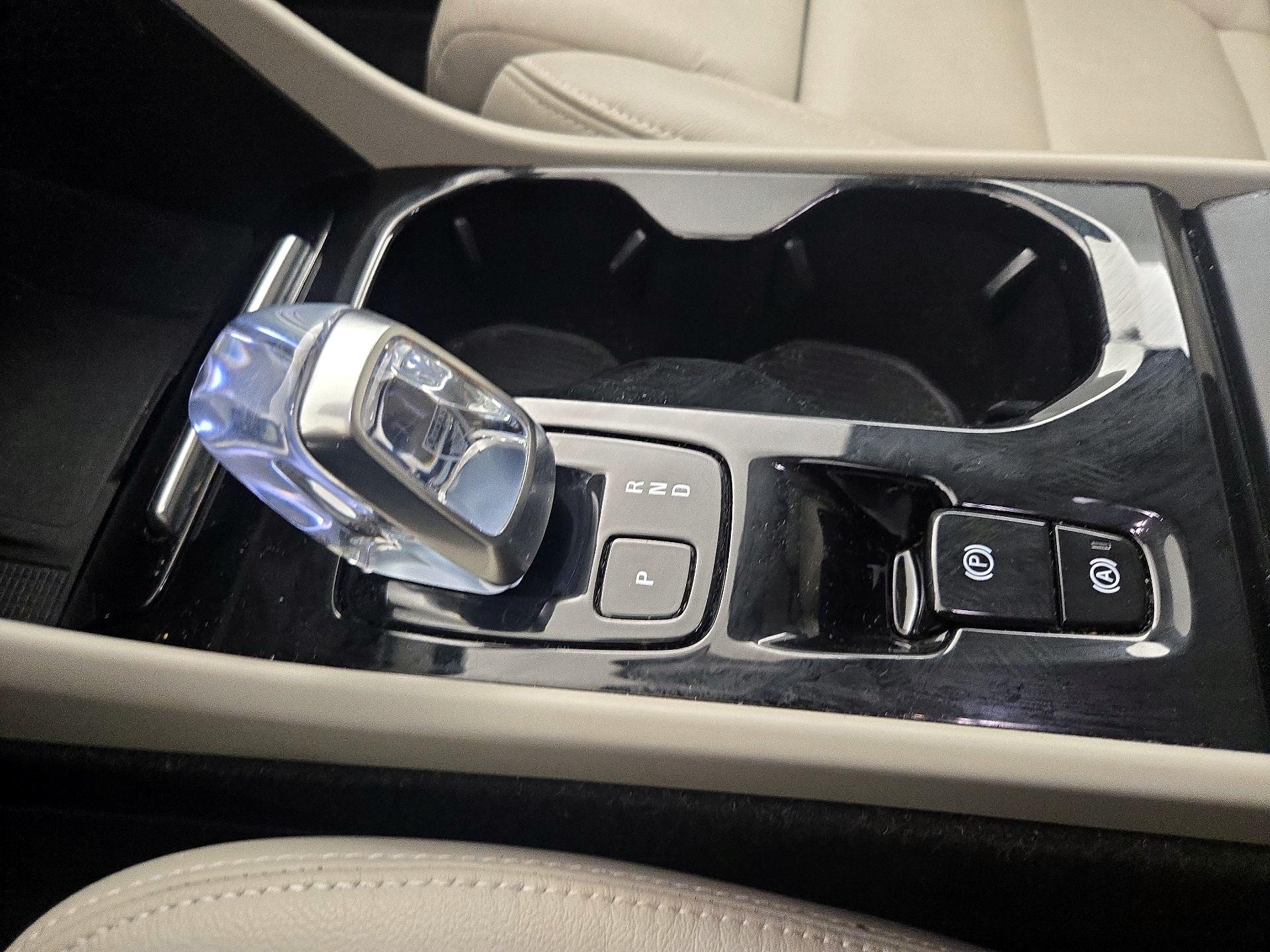 Thumbnail: 2023 Volvo XC40 - 16