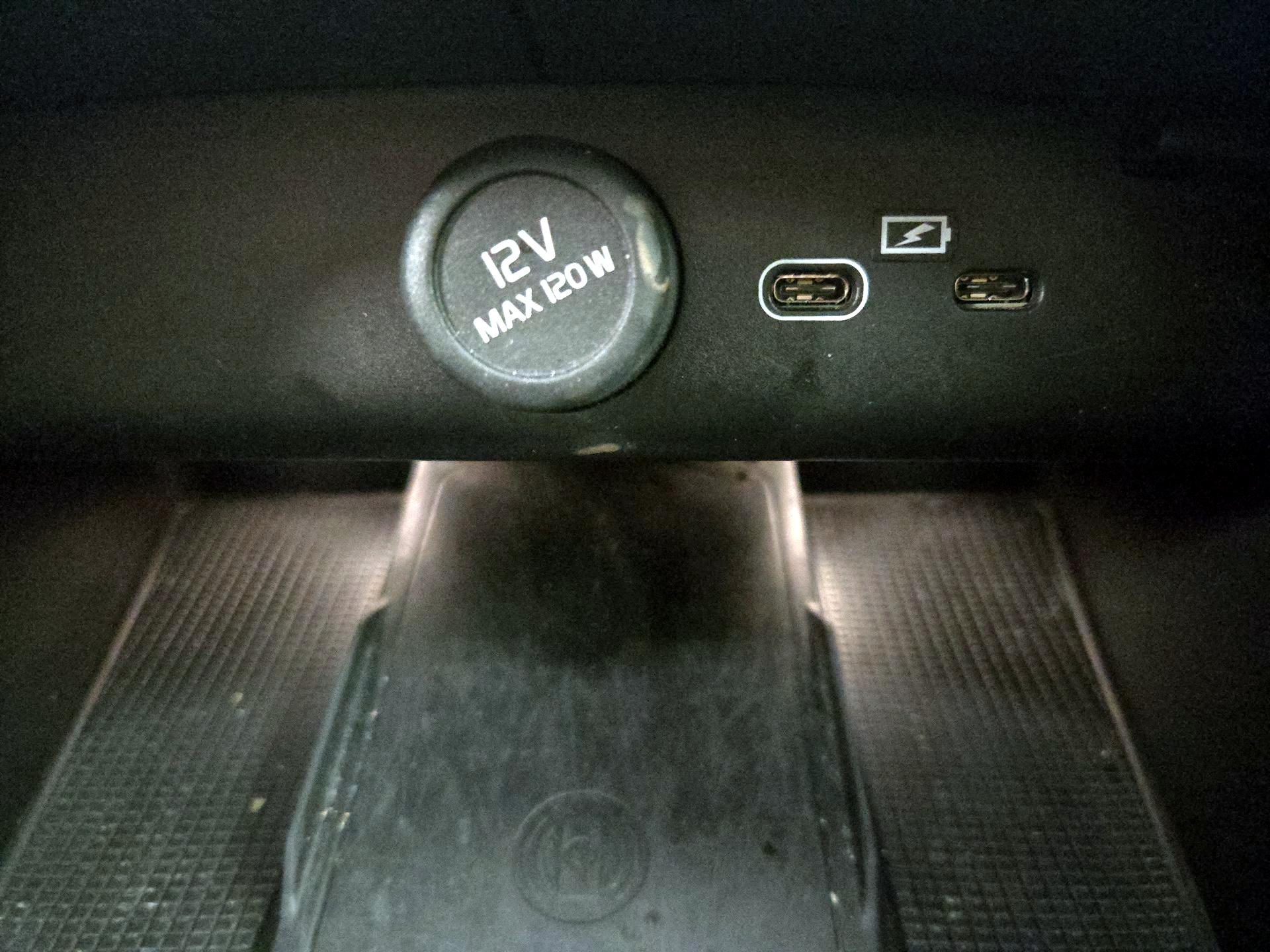 Thumbnail: 2023 Volvo XC40 - 17