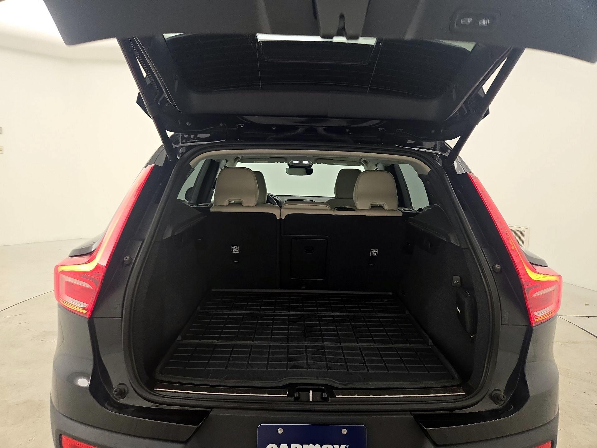 Thumbnail: 2023 Volvo XC40 - 20