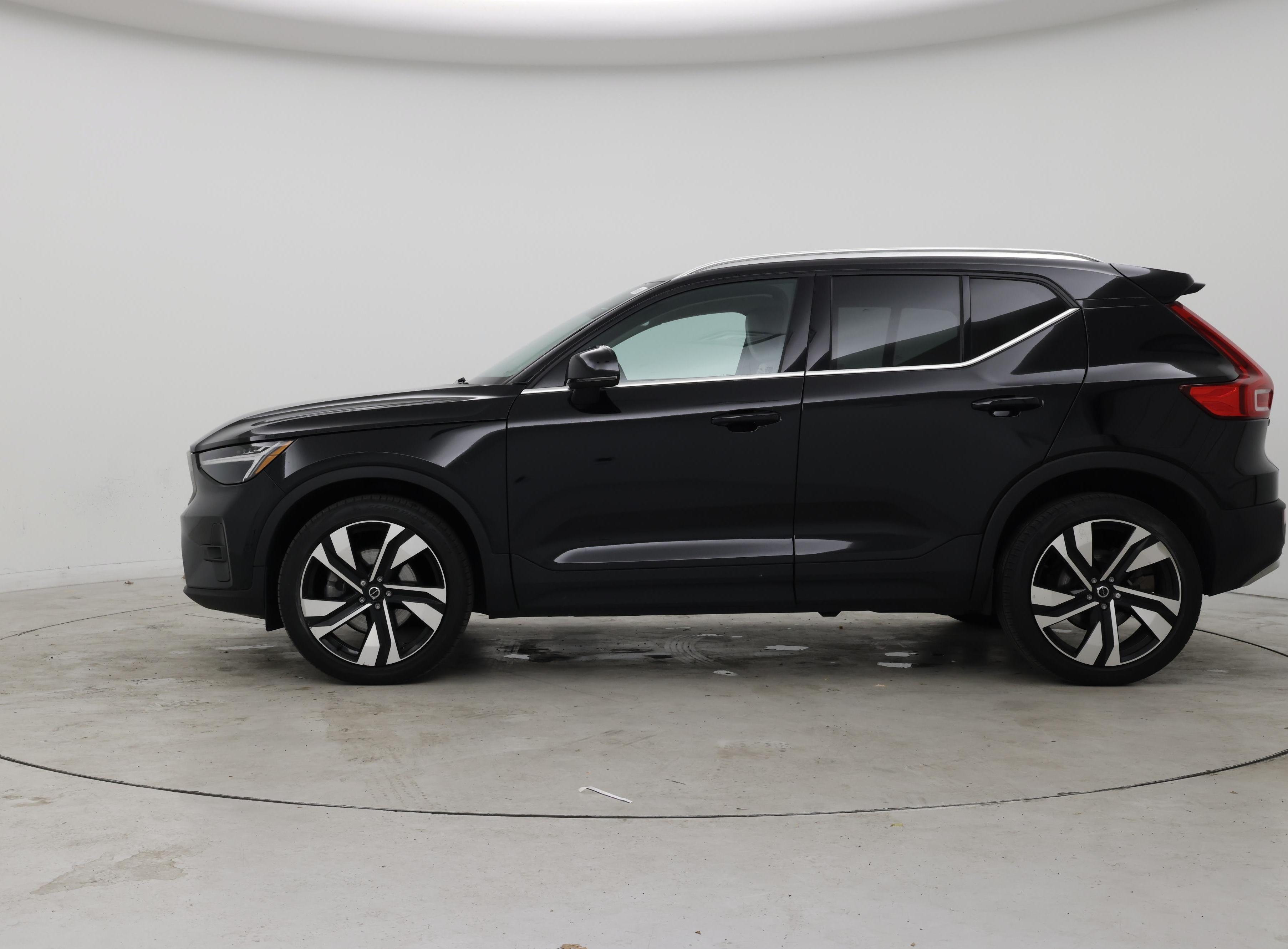 Thumbnail: 2023 Volvo XC40 - 3