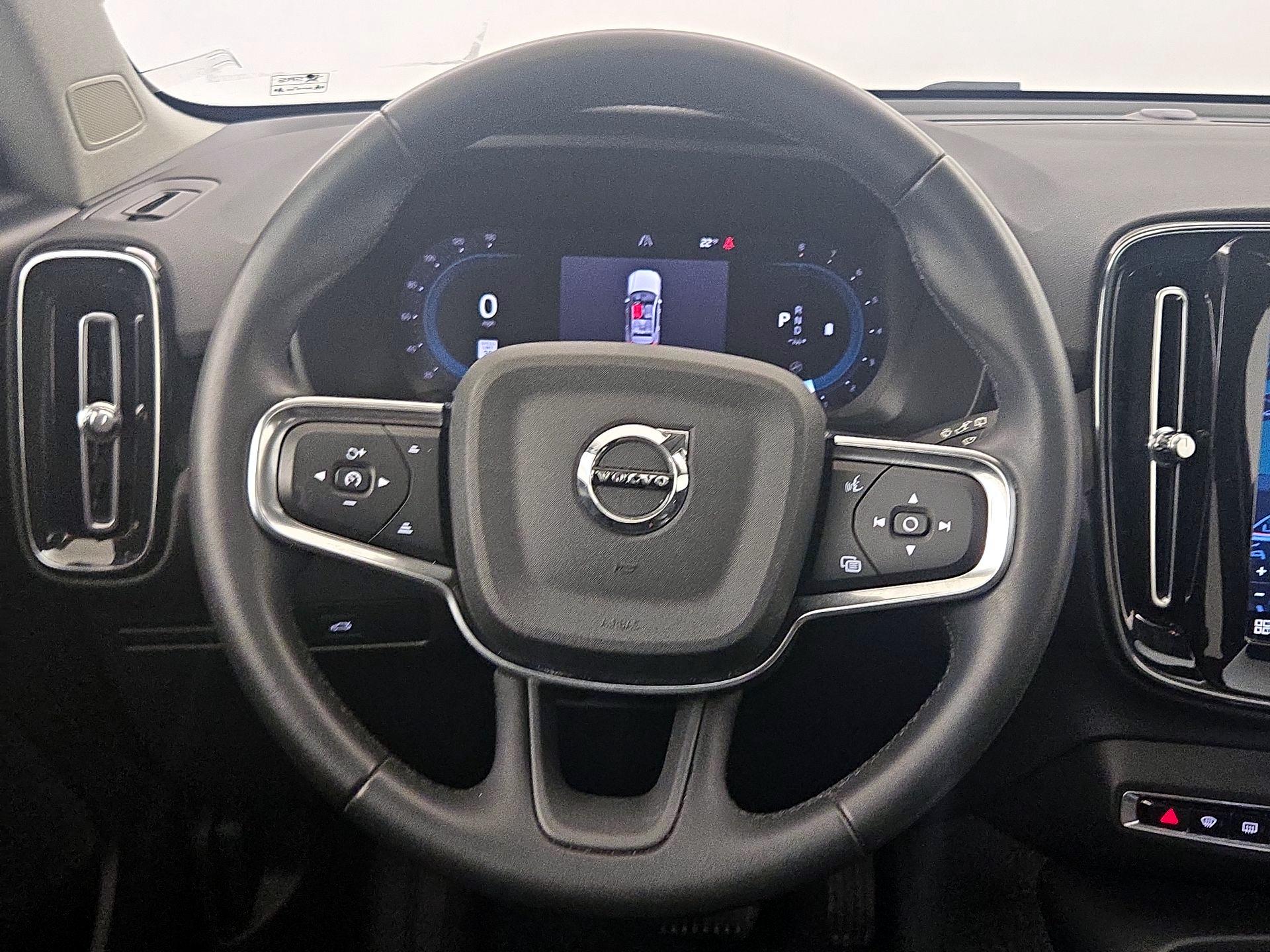 Thumbnail: 2023 Volvo XC40 - 10