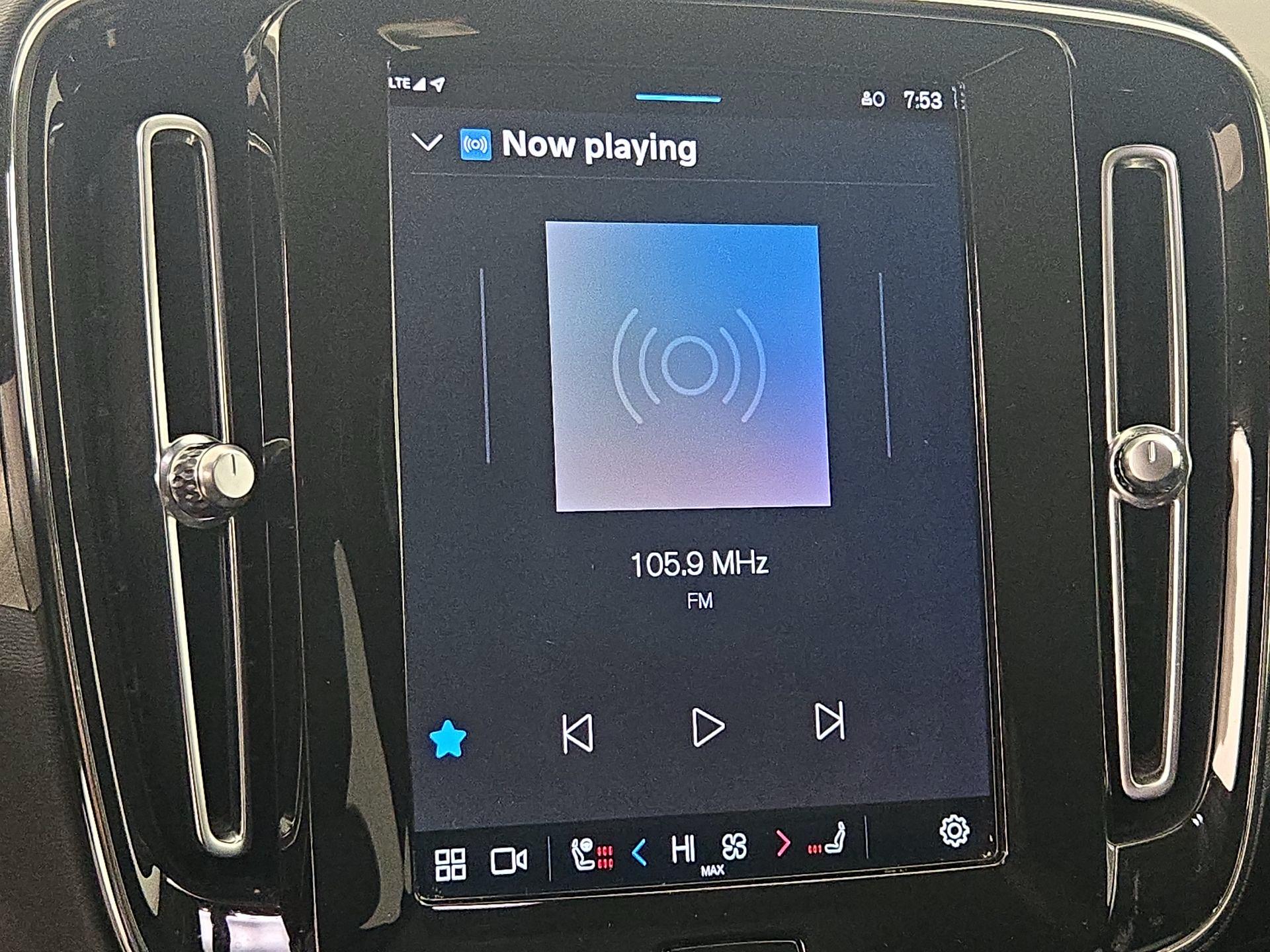 Thumbnail: 2023 Volvo XC40 - 16