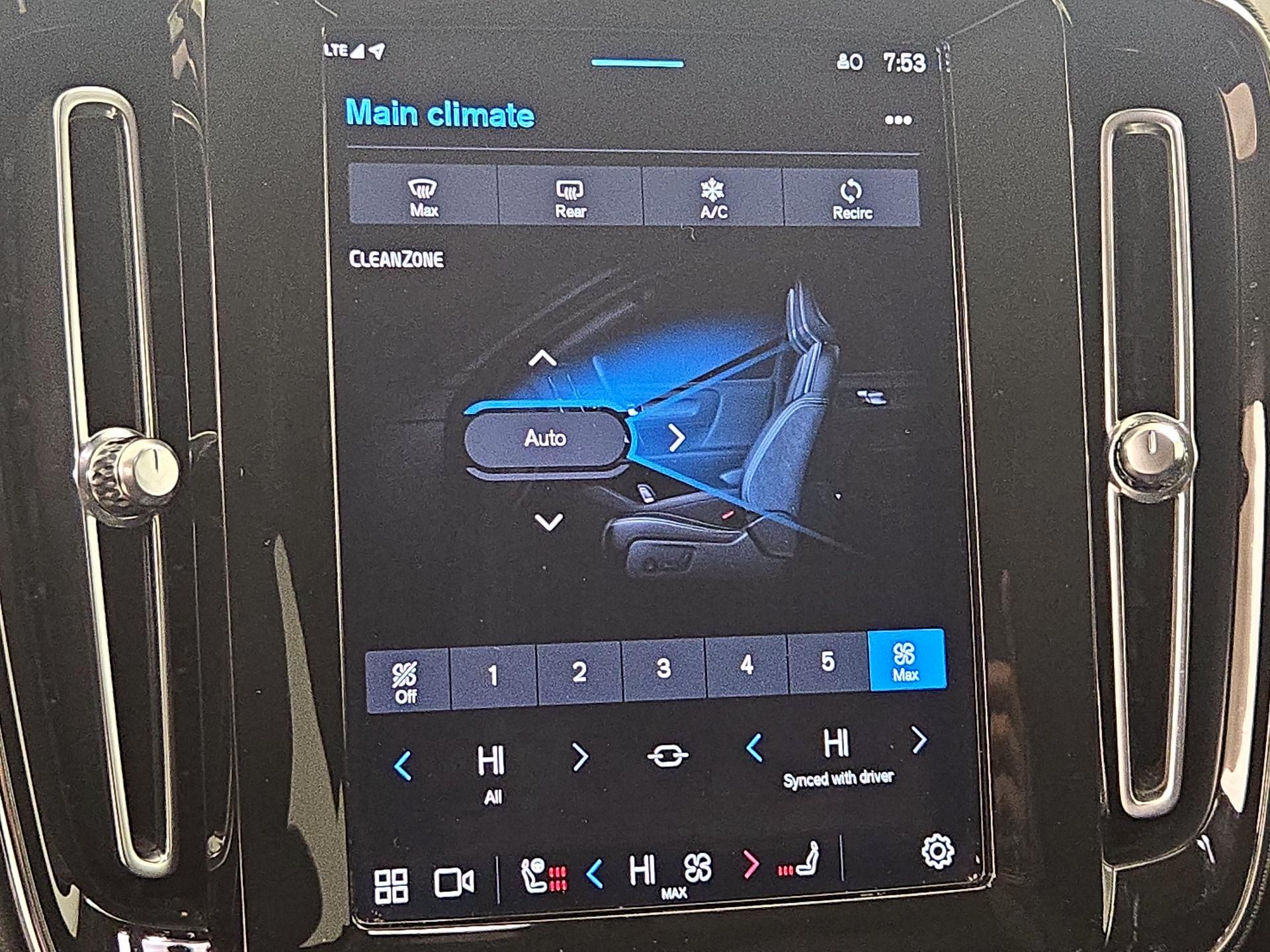 Thumbnail: 2023 Volvo XC40 - 17