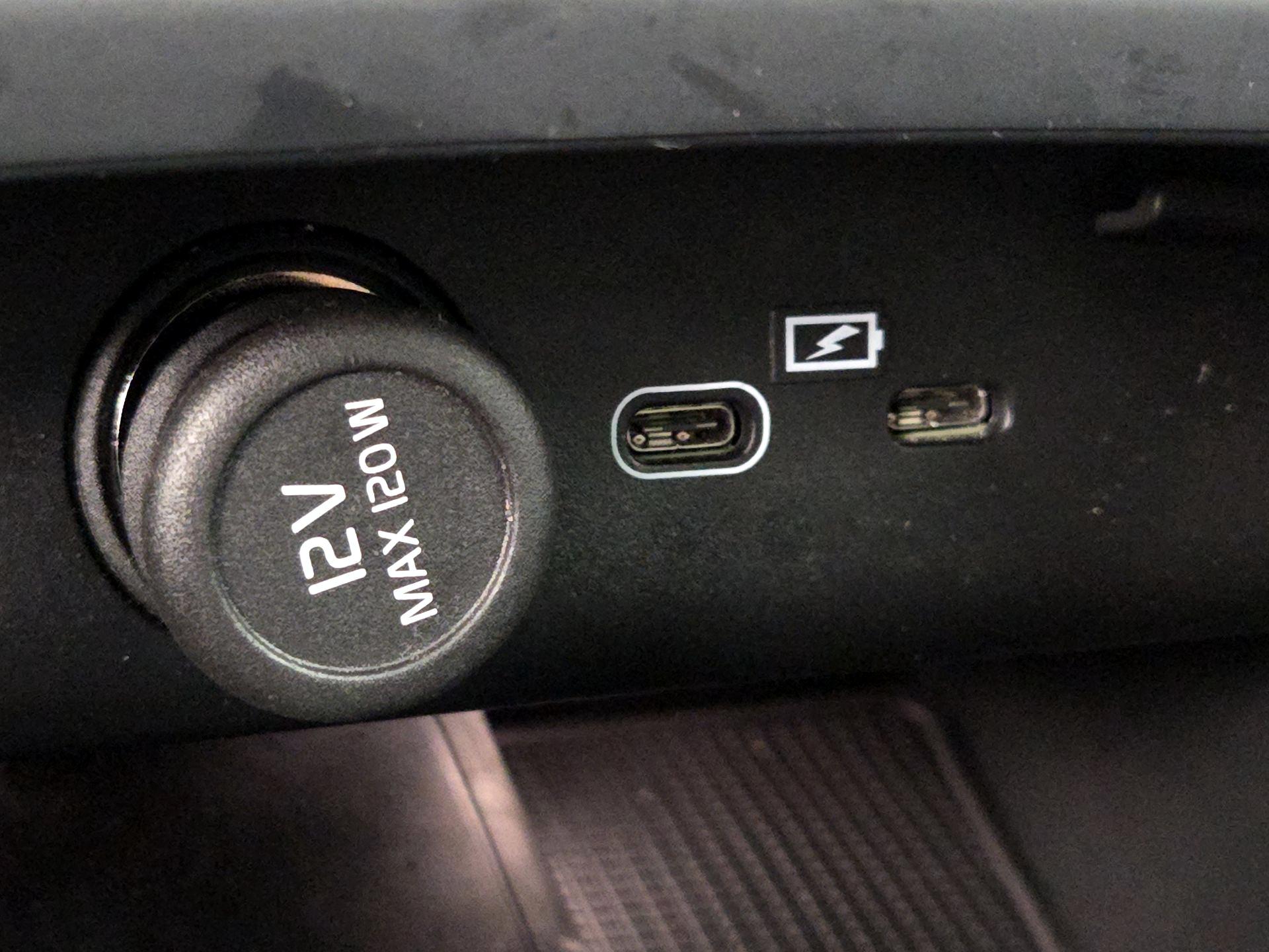 Thumbnail: 2023 Volvo XC40 - 19