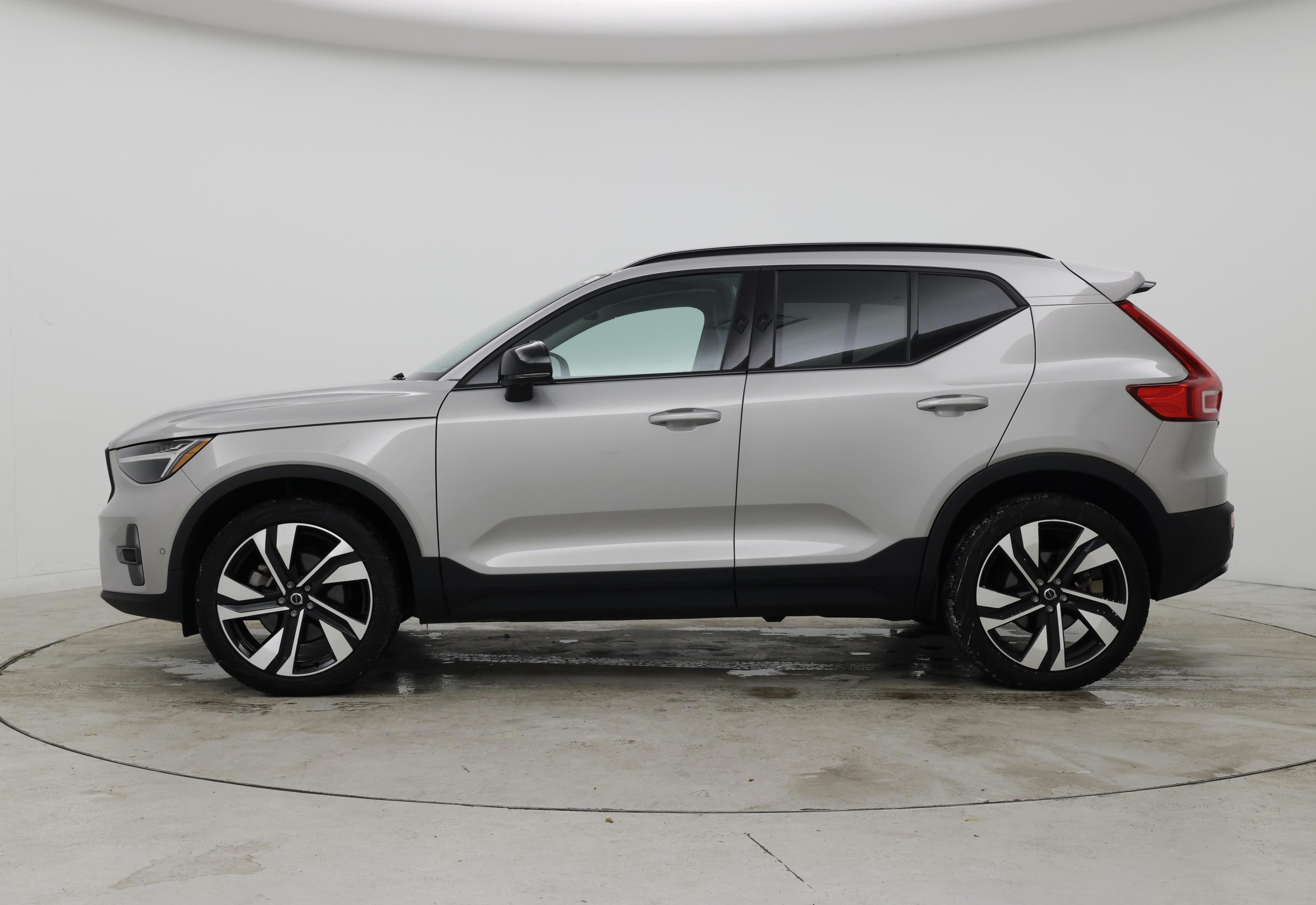 Thumbnail: 2023 Volvo XC40 - 3