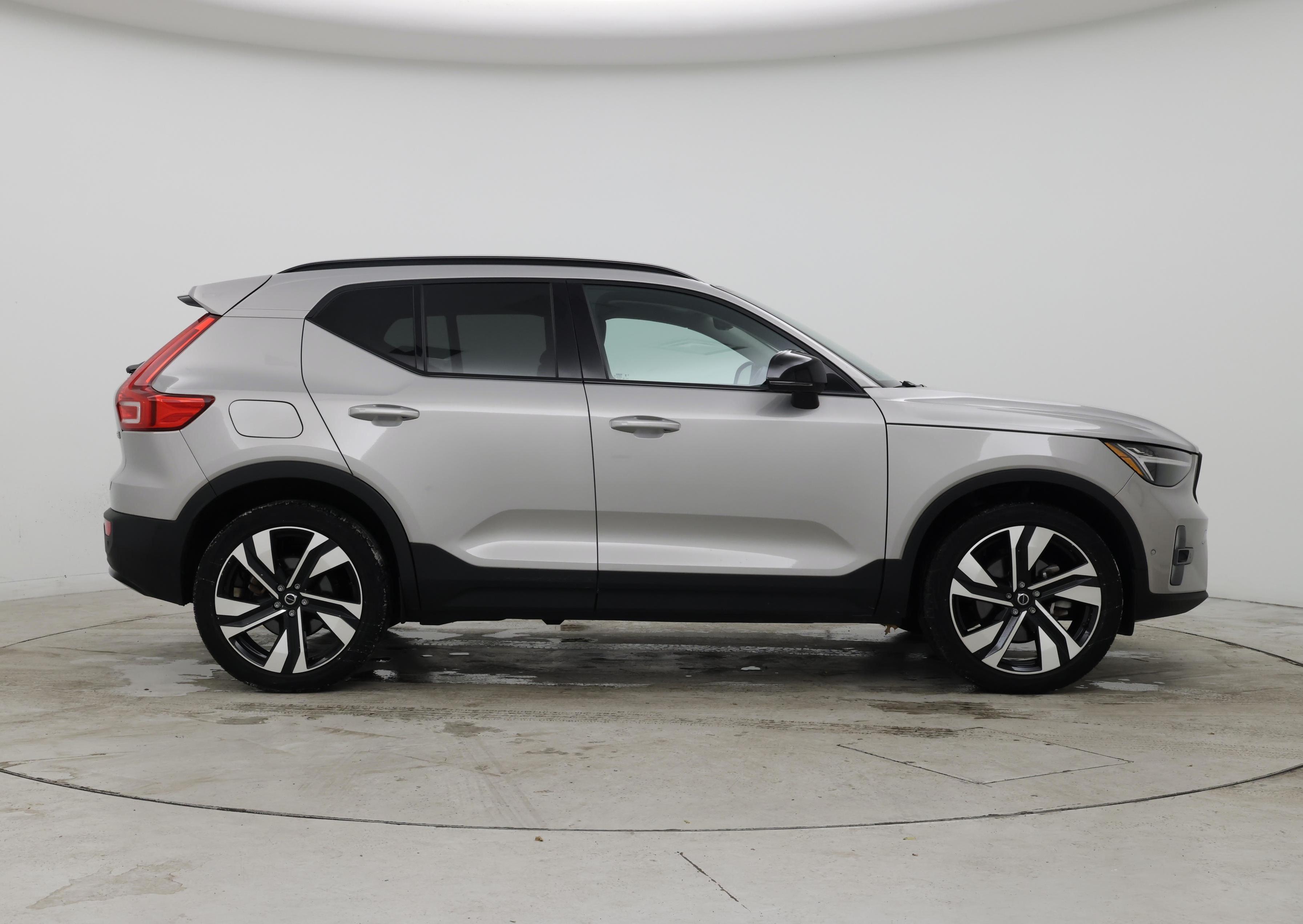 Thumbnail: 2023 Volvo XC40 - 7
