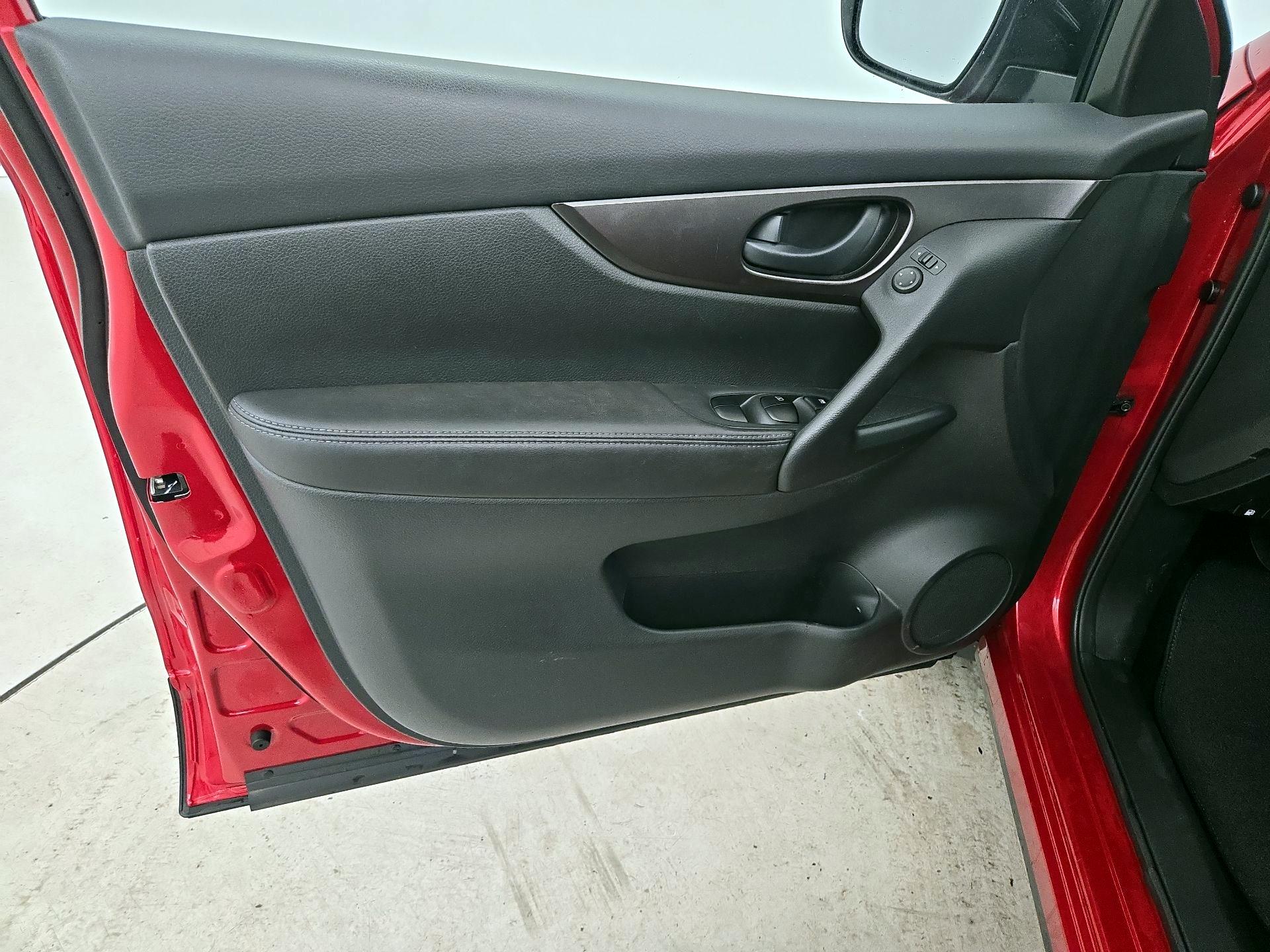 Thumbnail: 2017 Nissan Rogue Sport - 12