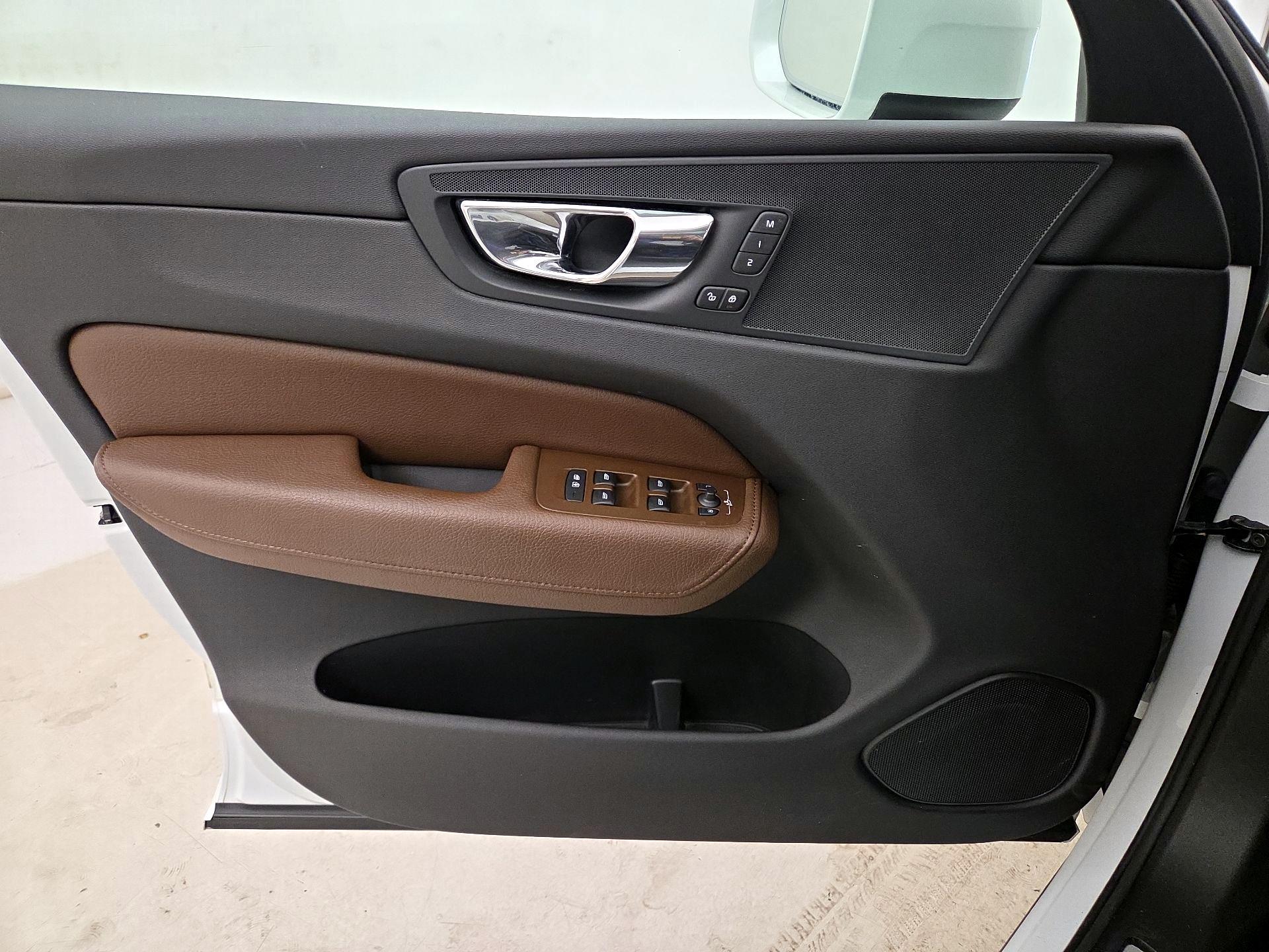 Thumbnail: 2018 Volvo XC60 - 12