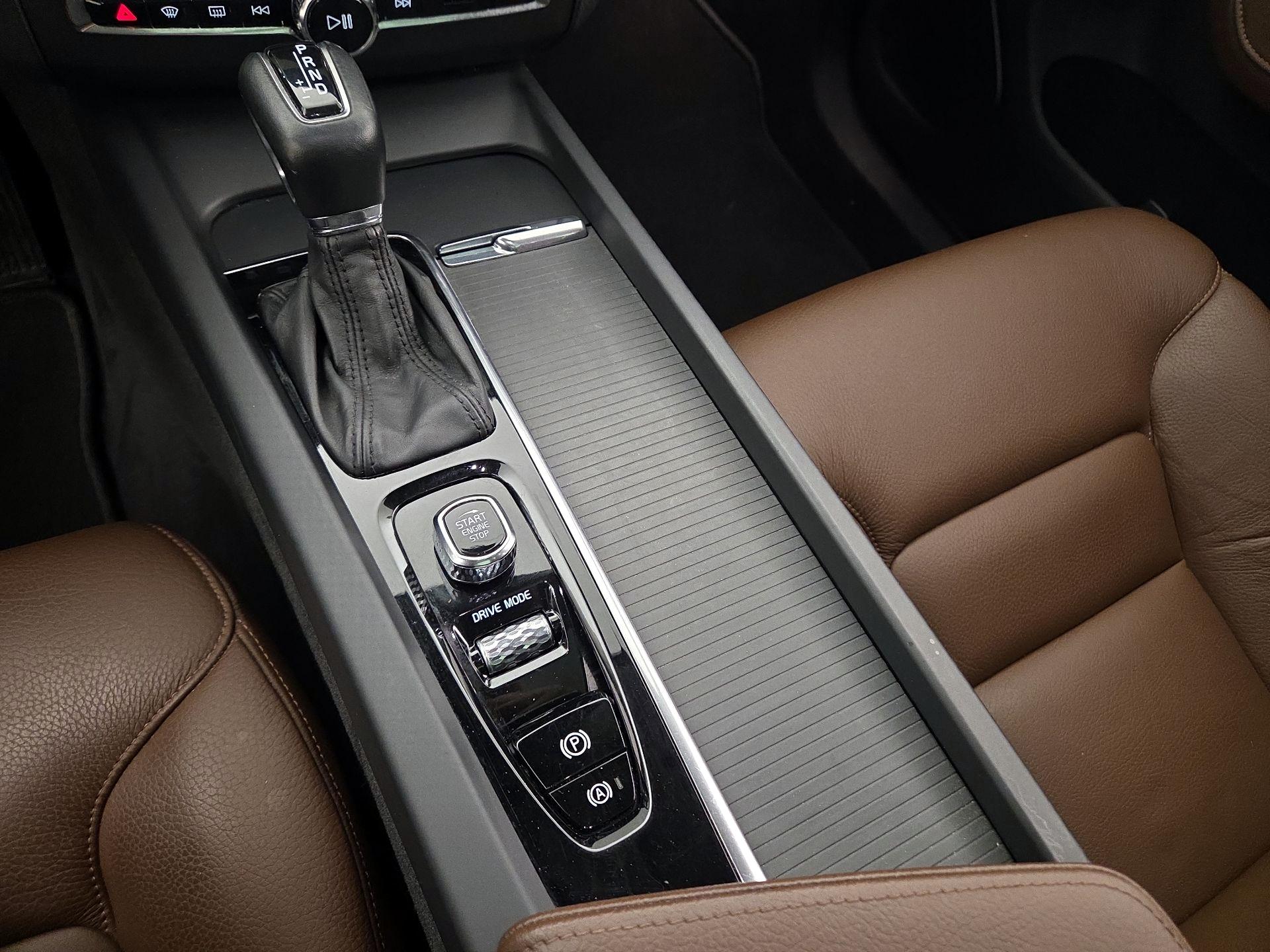 Thumbnail: 2018 Volvo XC60 - 18