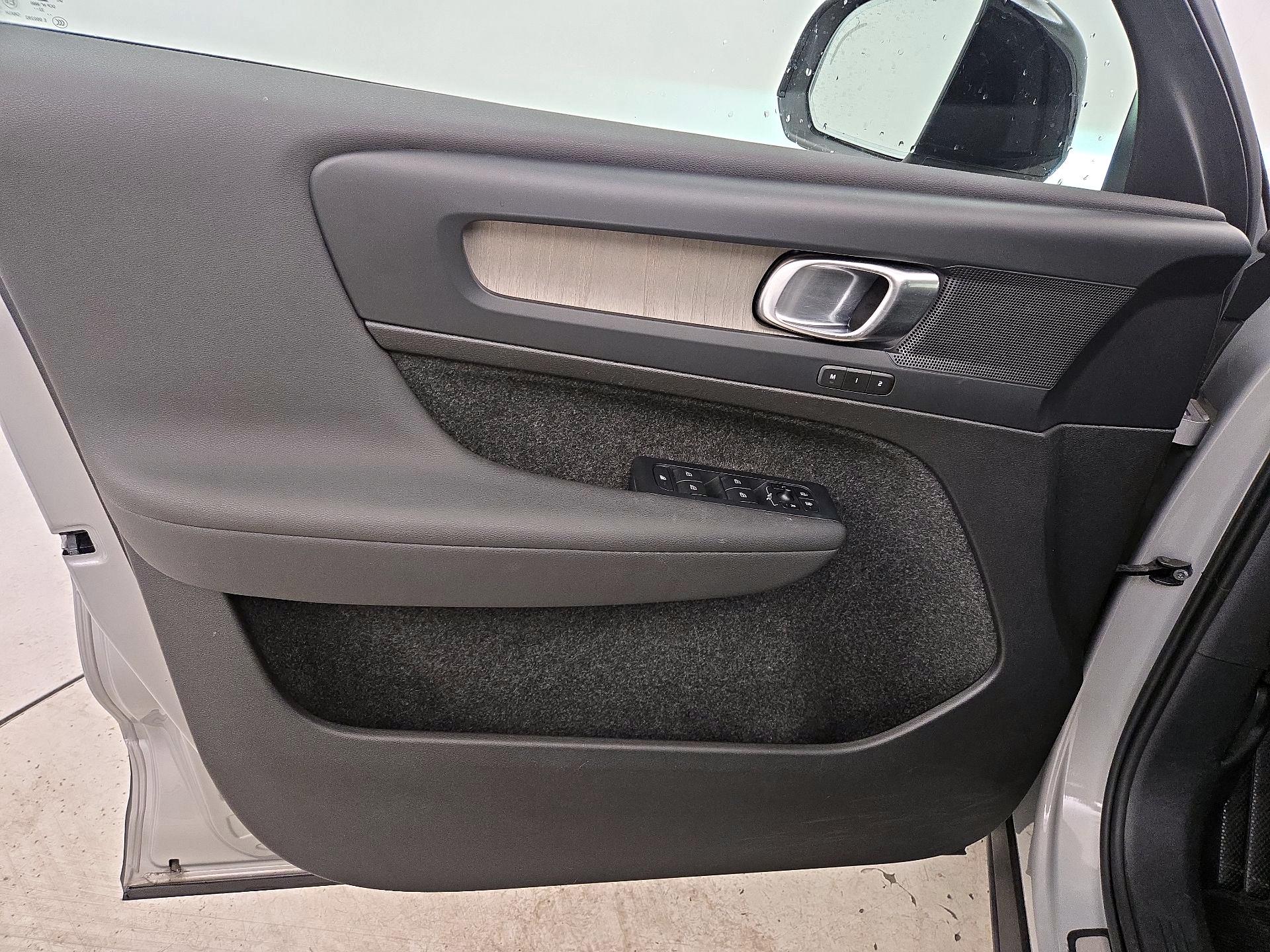 Thumbnail: 2023 Volvo XC40 - 12