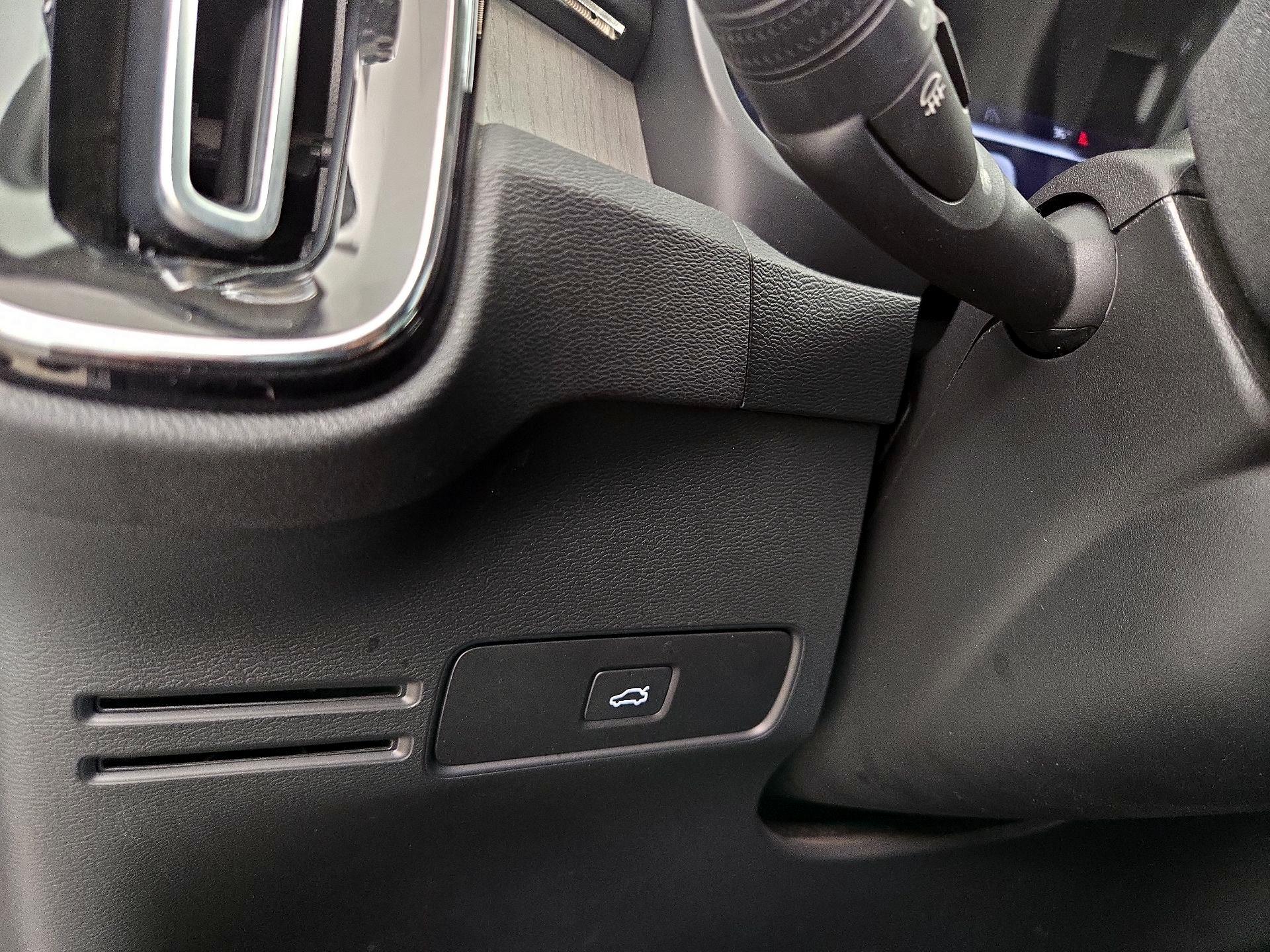 Thumbnail: 2023 Volvo XC40 - 13