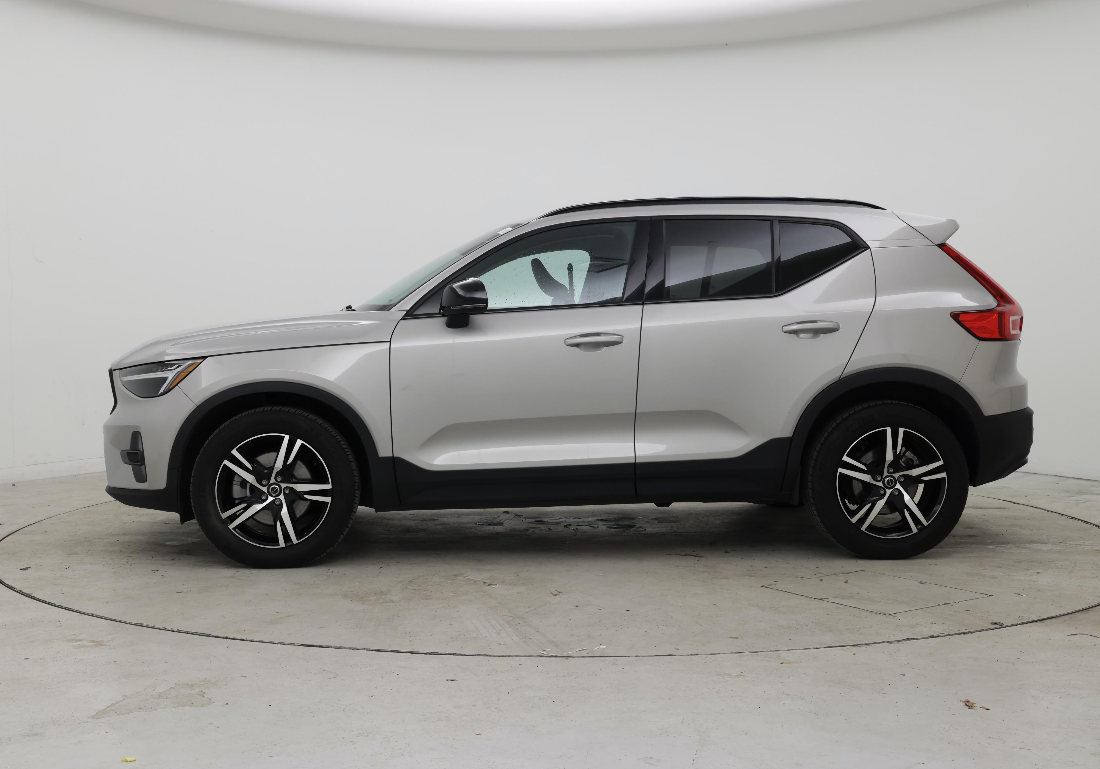 Thumbnail: 2023 Volvo XC40 - 3