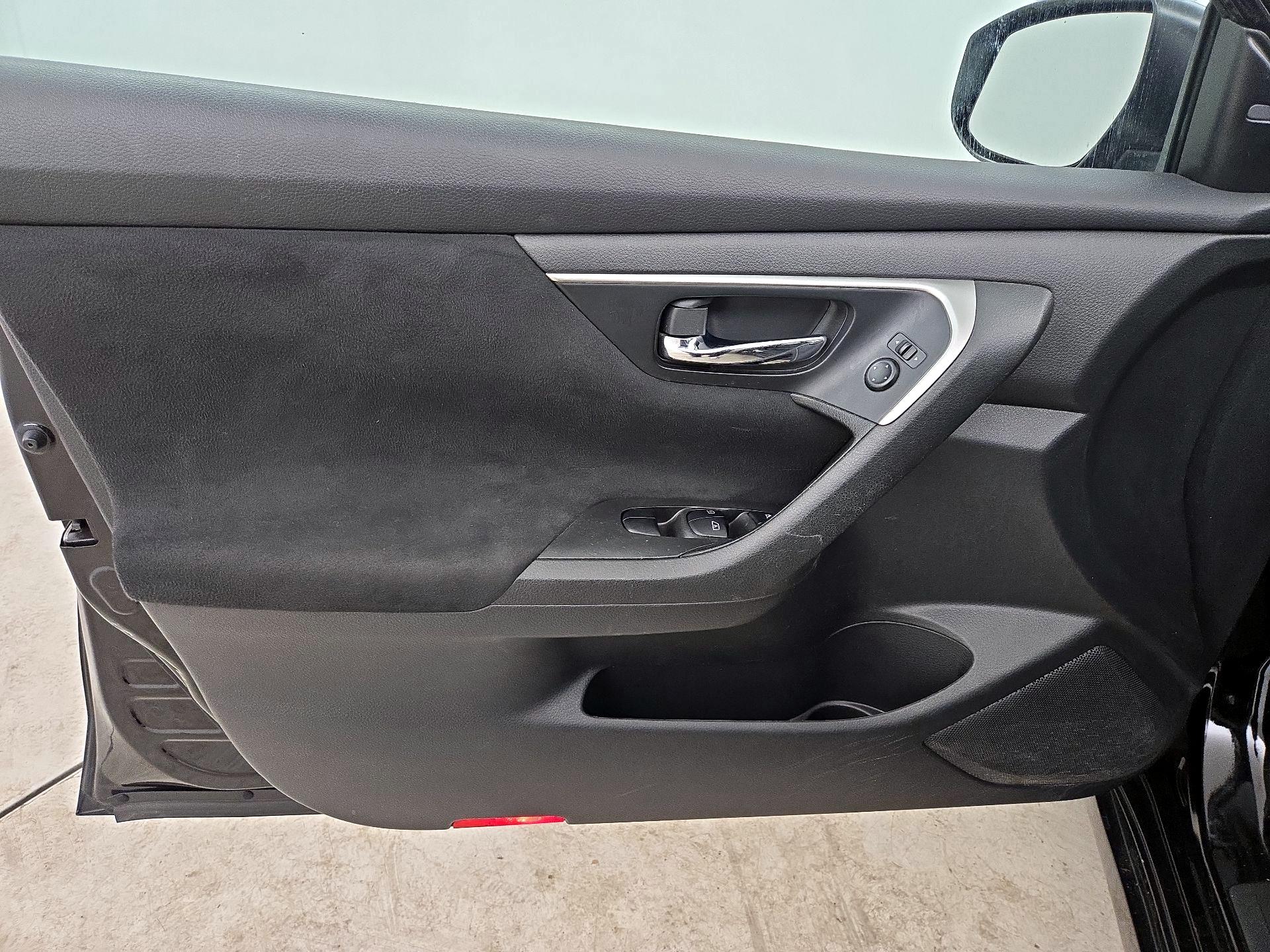 Thumbnail: 2015 Nissan Altima - 12