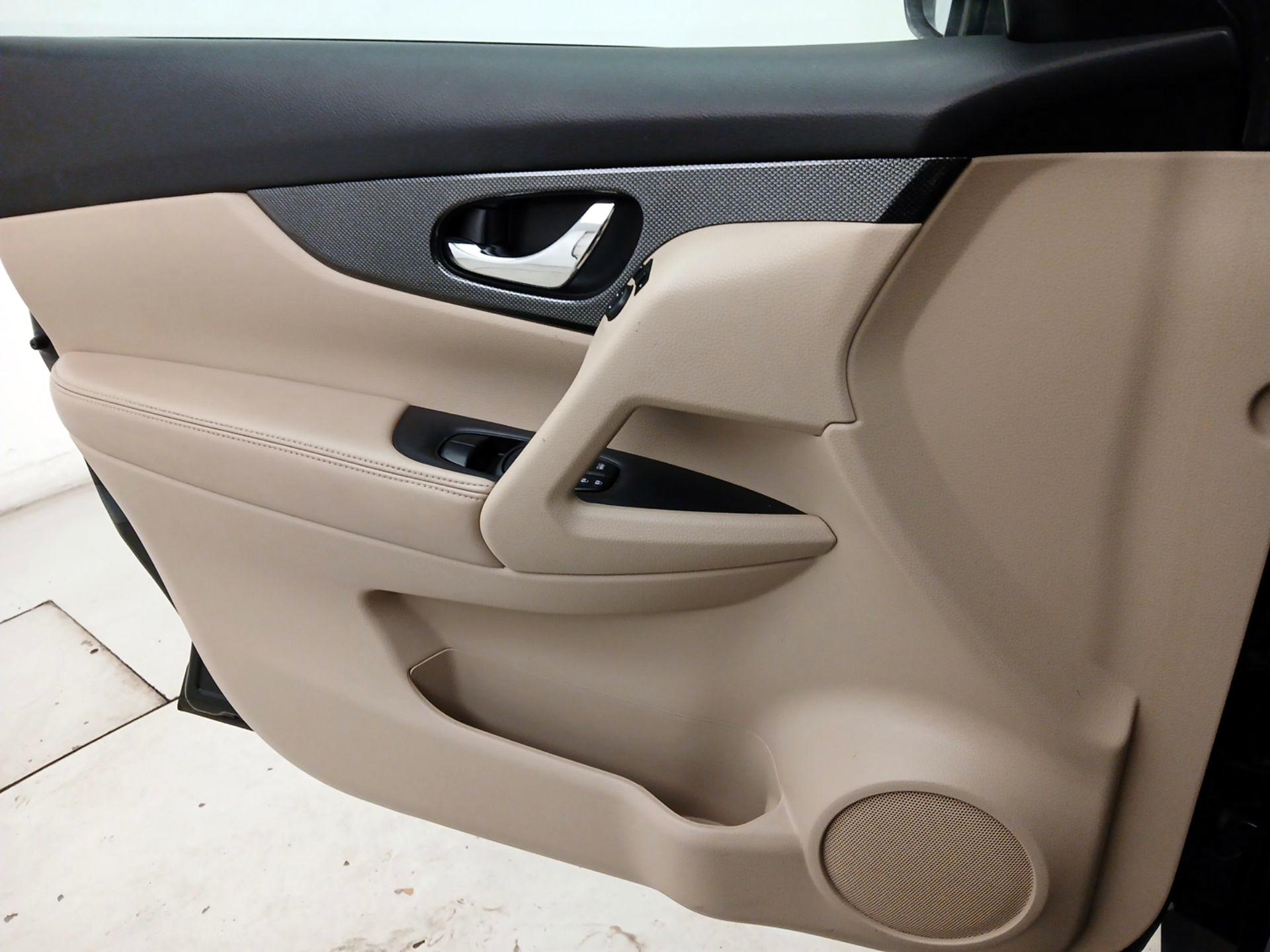 Thumbnail: 2015 Nissan Rogue - 12