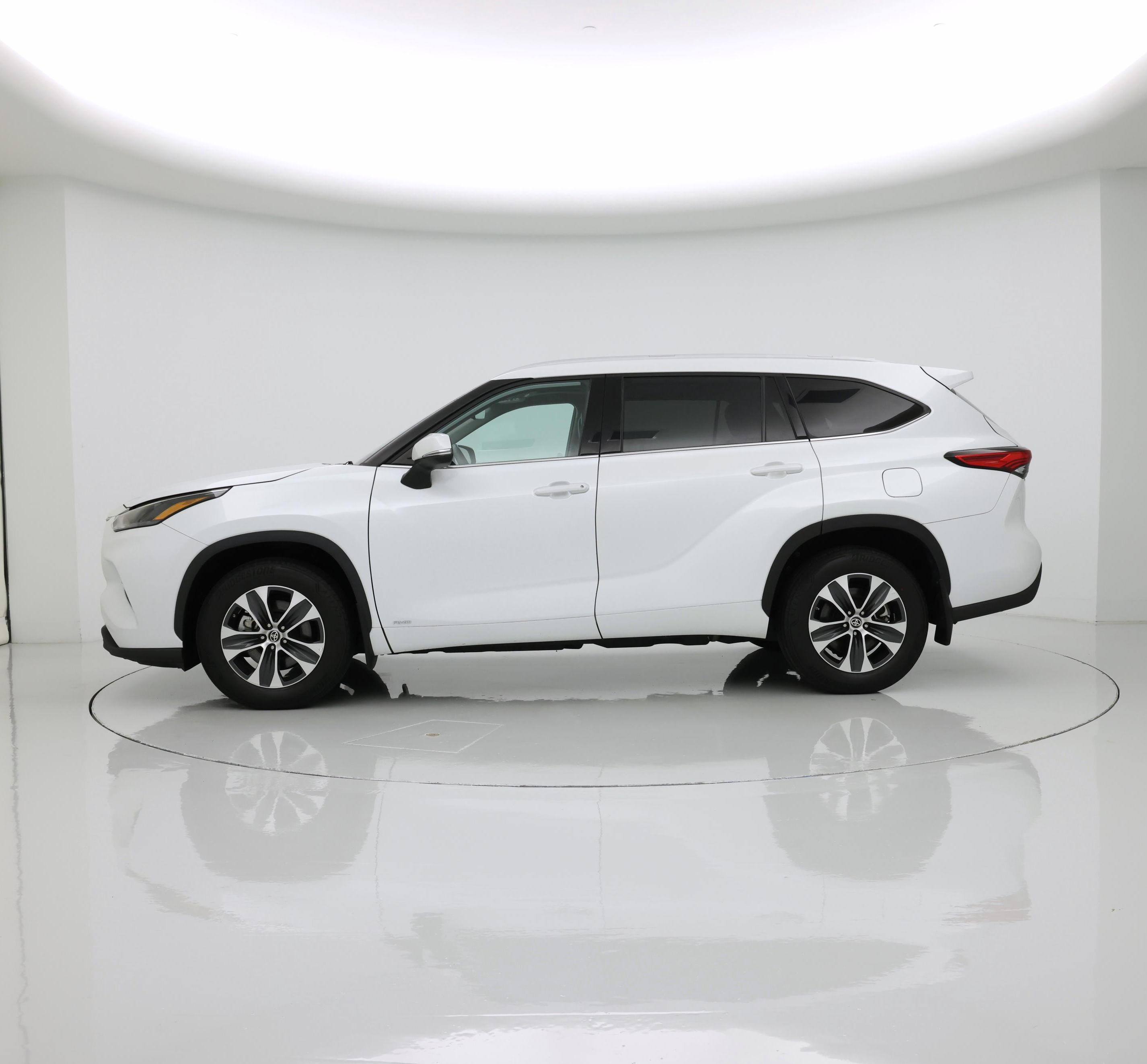 Thumbnail: 2022 Toyota Highlander - 3