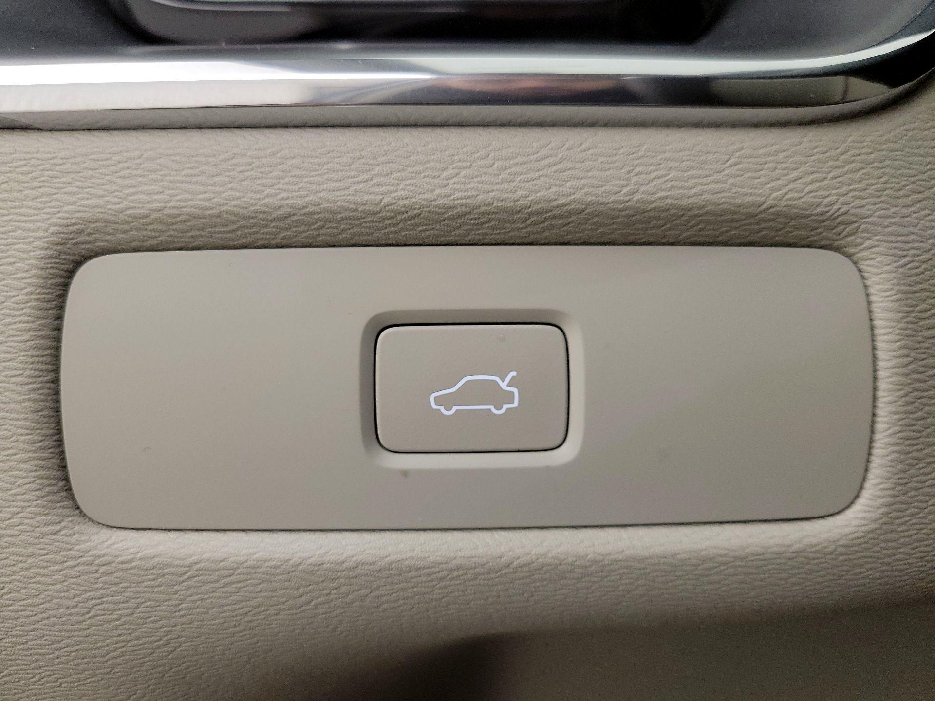 Thumbnail: 2023 Volvo XC60 - 13