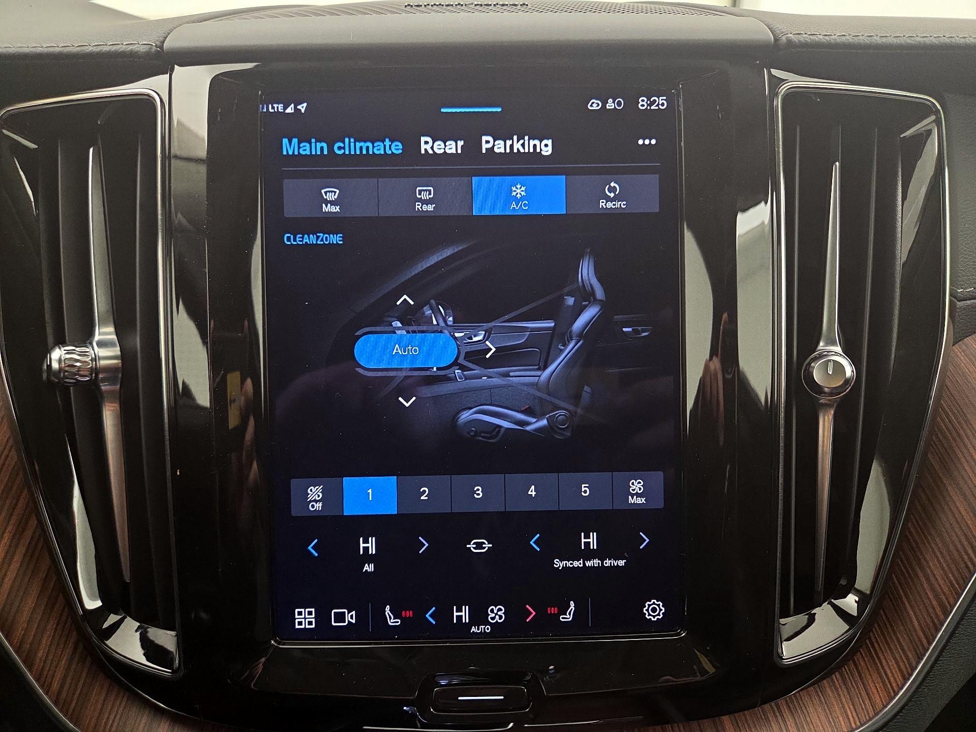 Thumbnail: 2023 Volvo XC60 - 17