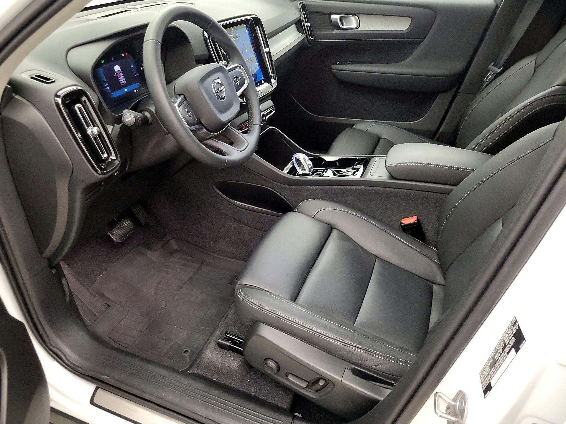 Thumbnail: 2025 Volvo XC40 - 11