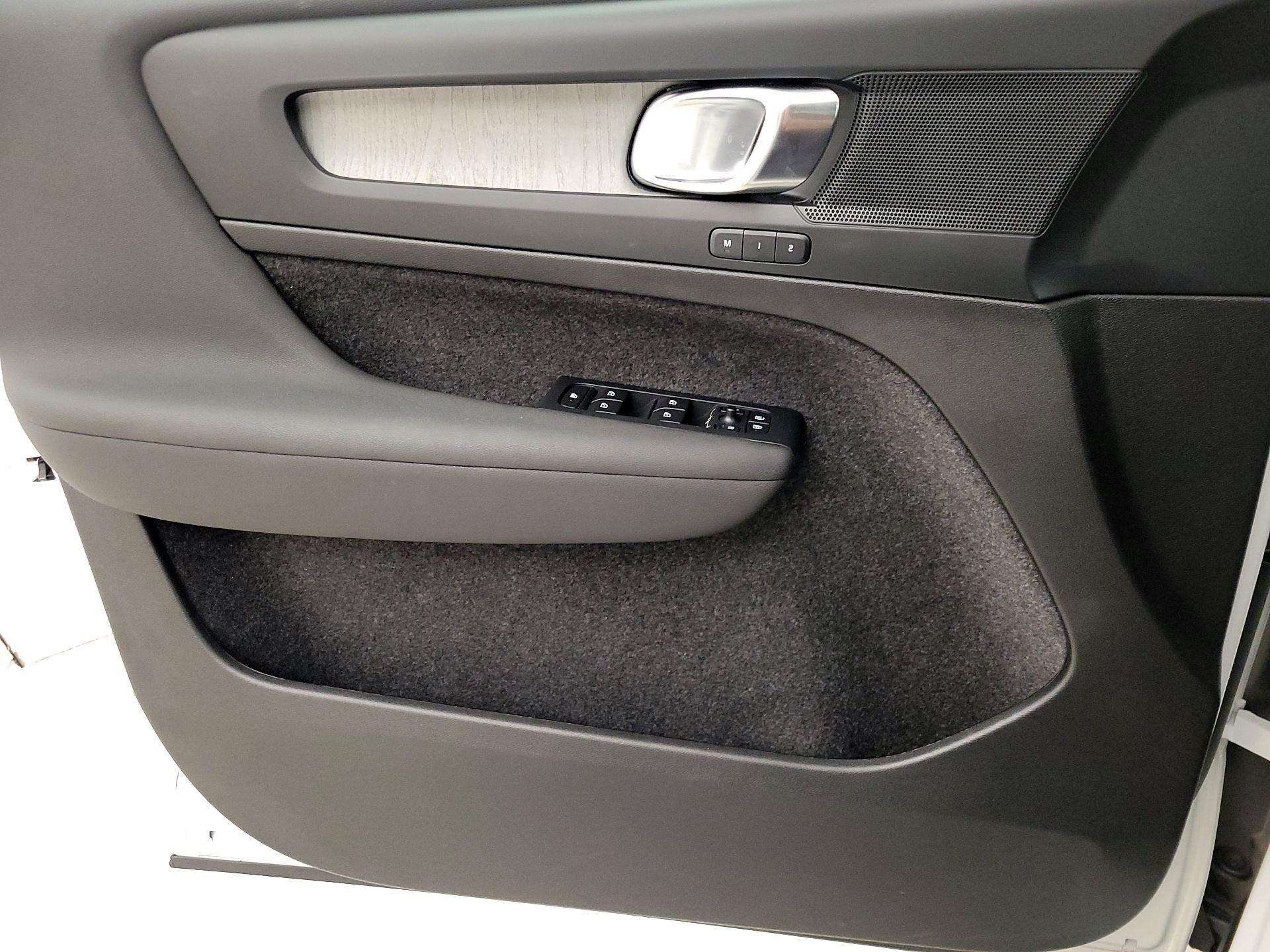 Thumbnail: 2025 Volvo XC40 - 12