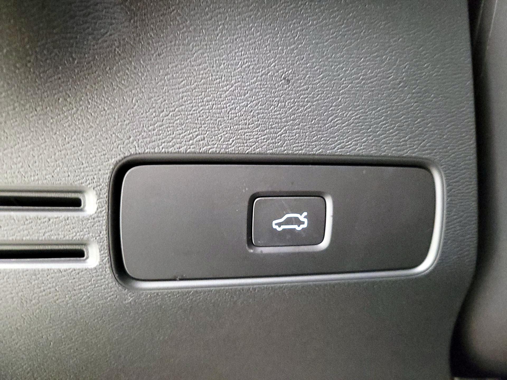 Thumbnail: 2025 Volvo XC40 - 13