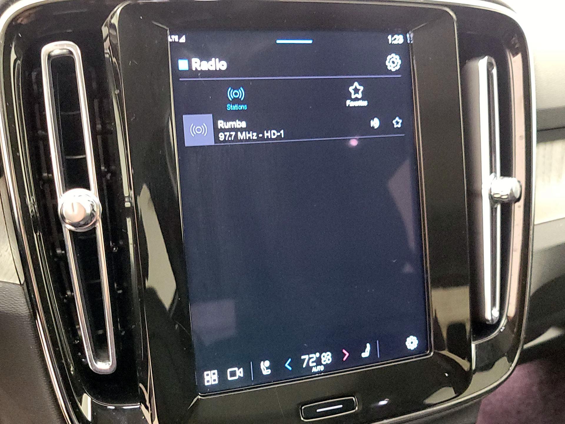 Thumbnail: 2025 Volvo XC40 - 16