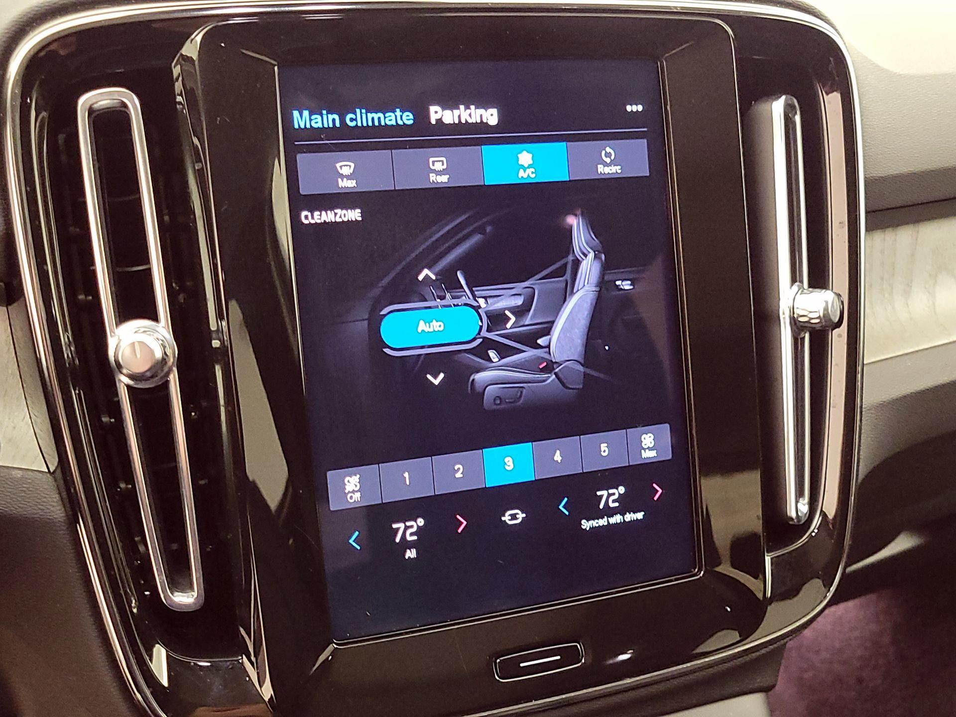 Thumbnail: 2025 Volvo XC40 - 17