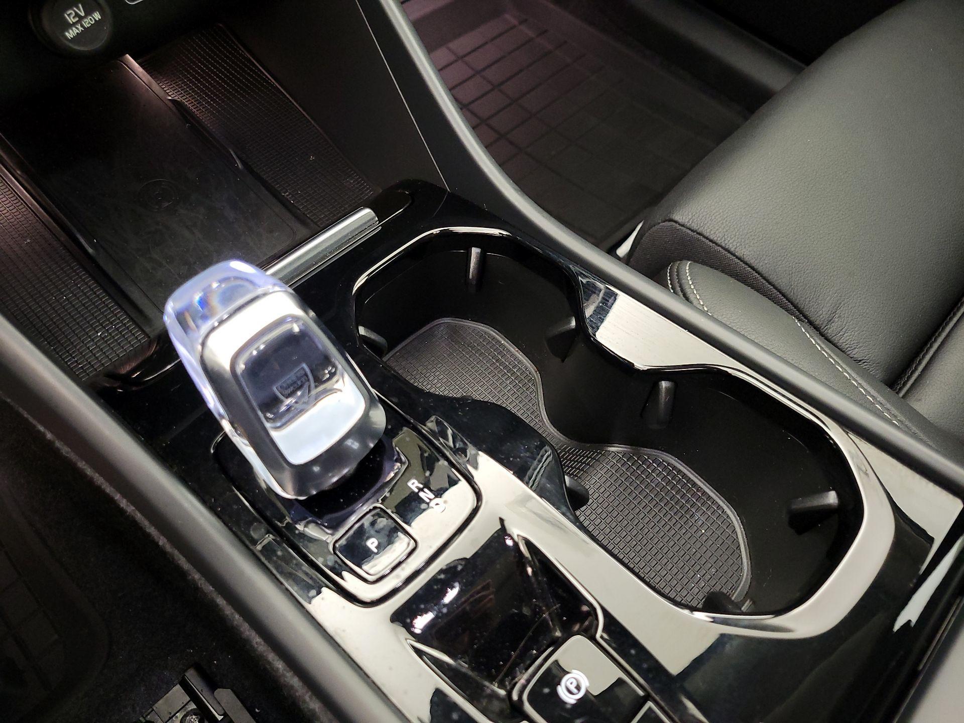 Thumbnail: 2025 Volvo XC40 - 18