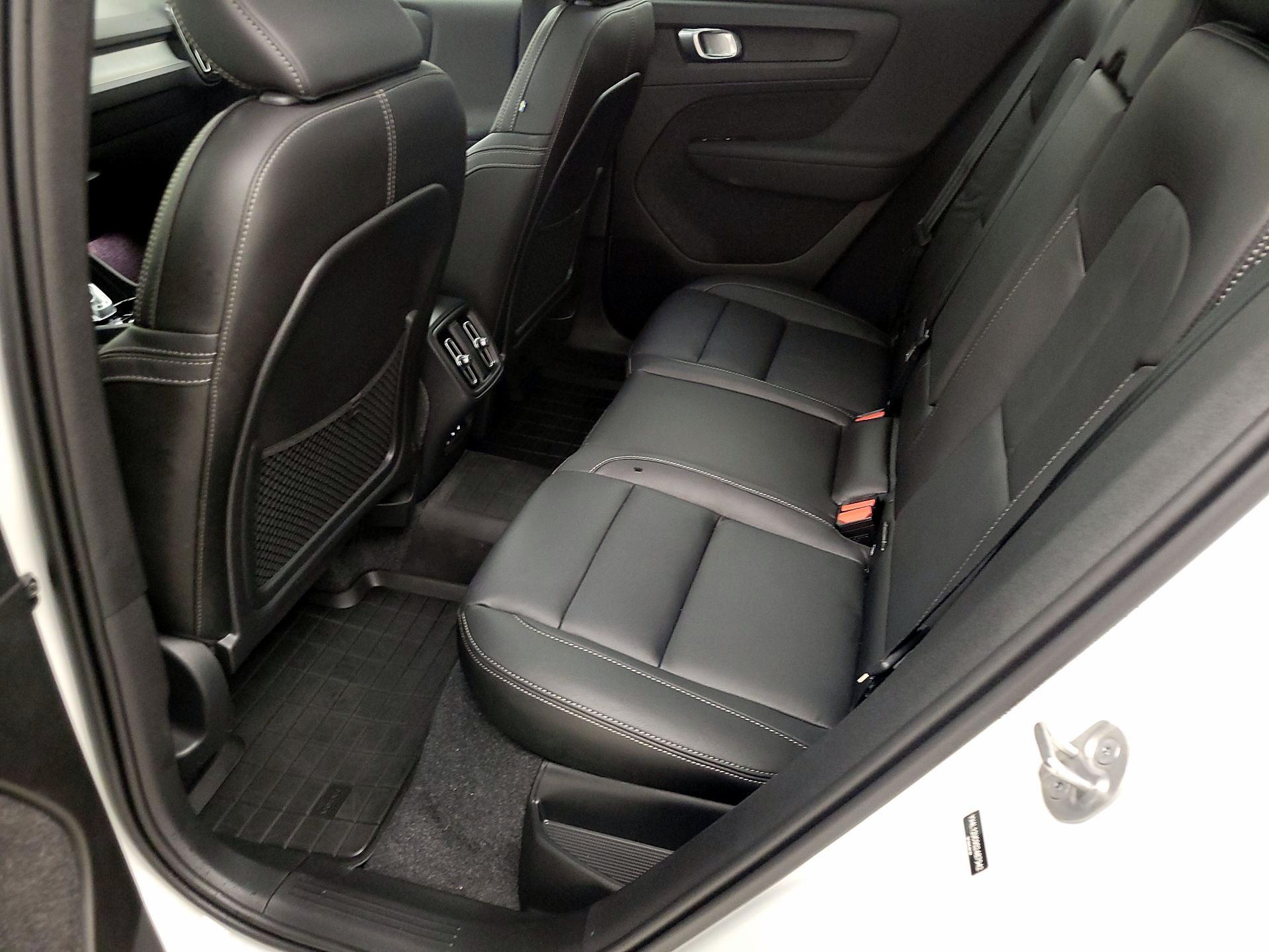 Thumbnail: 2025 Volvo XC40 - 20